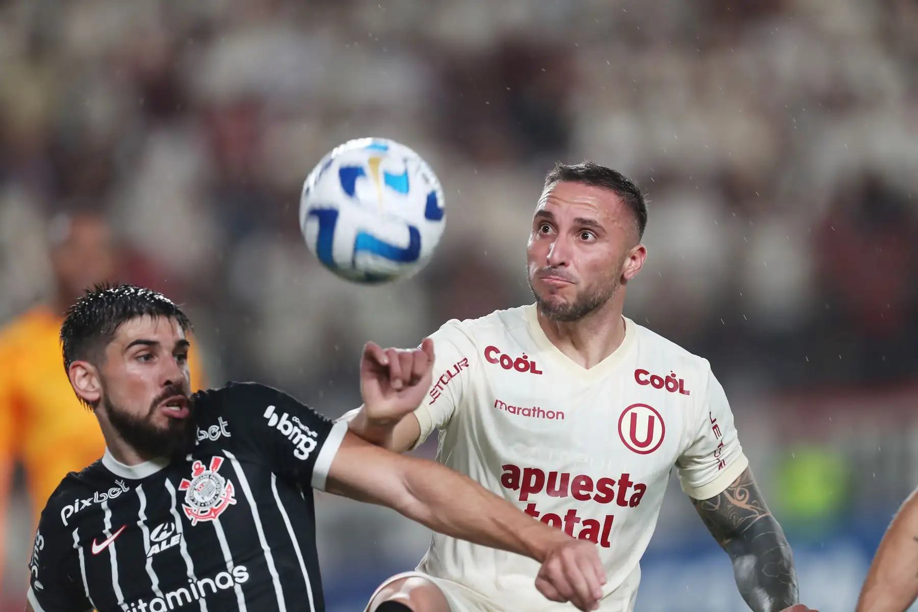 Emanuel Herrera 
 de Universitario disputa la pelota contra futbolista del Corinthians en partido por Copa Sudamericana 2023.Foto: ANDINA/Ricardo Cuba