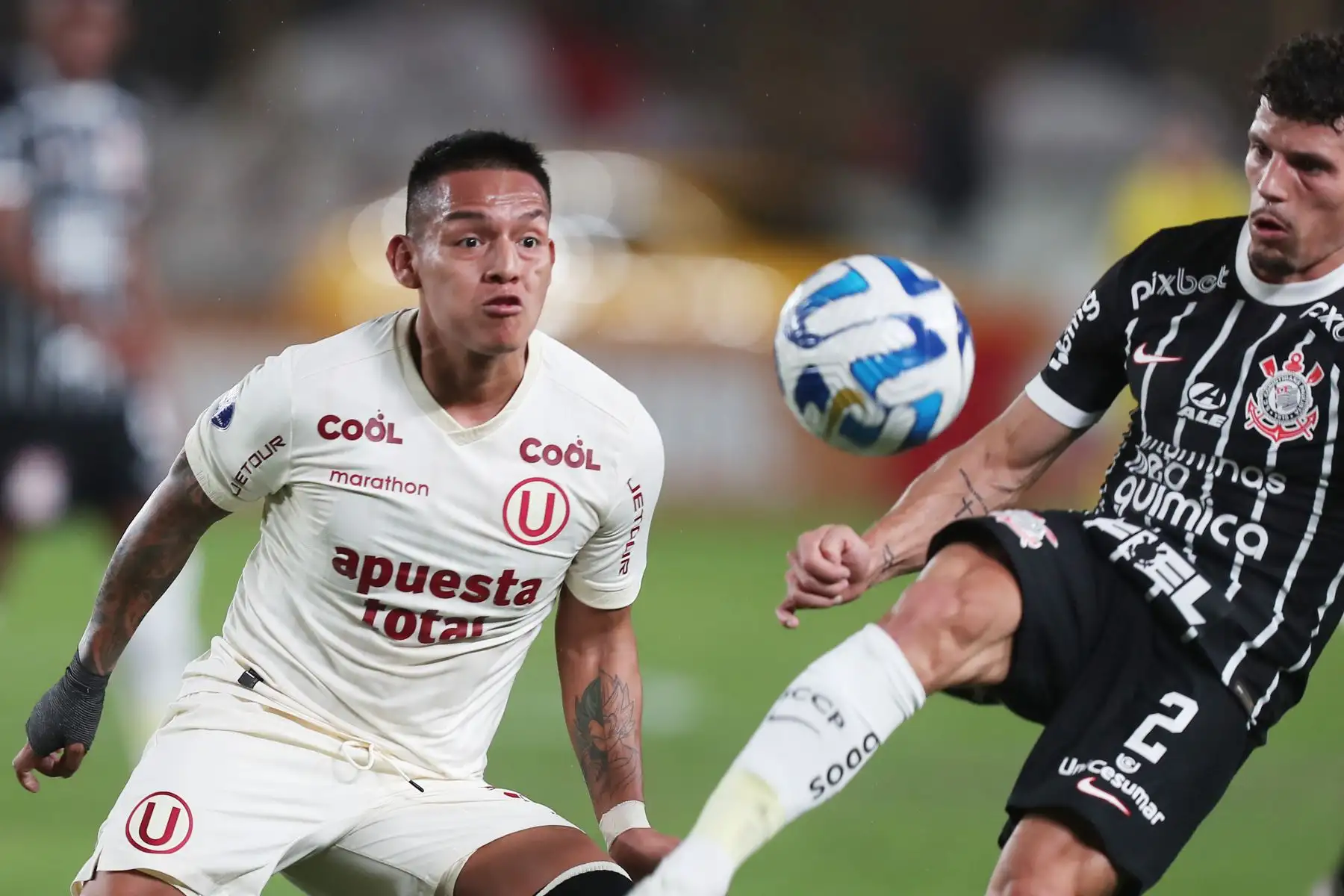 Nelson Cabanillas
de Universitario disputa la pelota contra futbolista del Corinthians en partido por Copa Sudamericana 2023.Foto: ANDINA/Ricardo Cuba