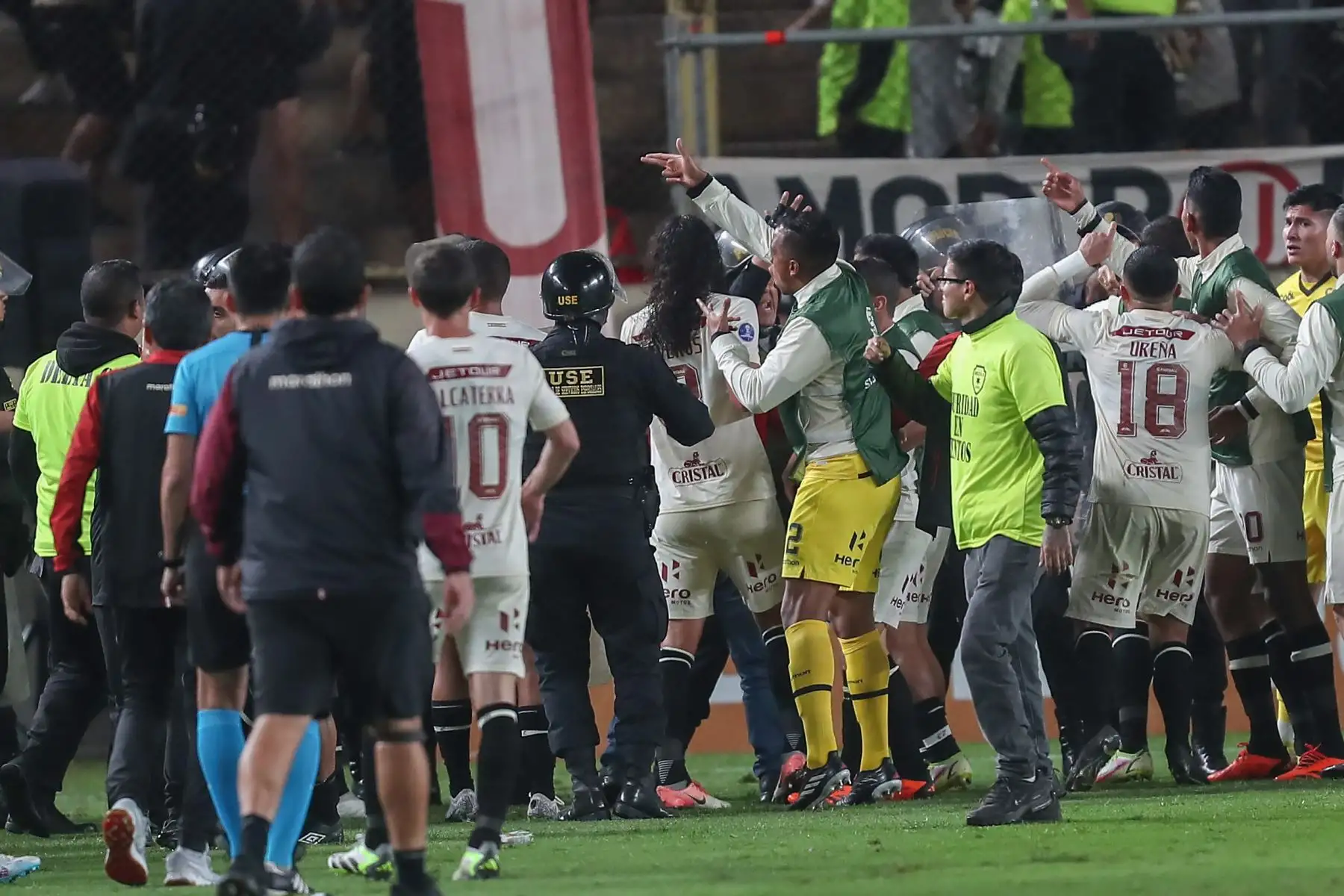 Al celebrar su gol (el 2-1) Maycon de Andrade de Corinthians se quitó la camiseta y se la mostró a la hinchada merengue acantonada en la tribuna norte, gesto que fue reclamado por Matías di Benedetto. La trifulca terminó con cuatro expulsados por el árbitro colombiano Wilmer Roldán, con lo cual el cotejo terminó 9 contra 9.
Foto: ANDINA/Ricardo Cuba