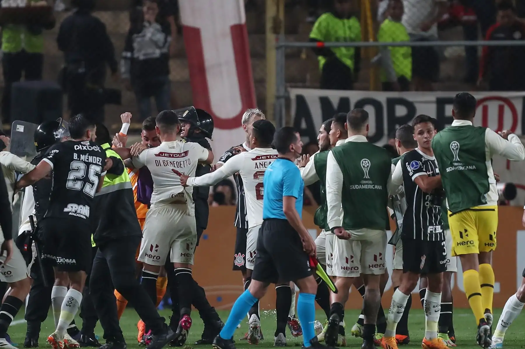 Al celebrar su gol (el 2-1) Maycon de Andrade de Corinthians se quitó la camiseta y se la mostró a la hinchada merengue acantonada en la tribuna norte, gesto que fue reclamado por Matías di Benedetto. La trifulca terminó con cuatro expulsados por el árbitro colombiano Wilmer Roldán, con lo cual el cotejo terminó 9 contra 9.
Foto: ANDINA/Ricardo Cuba