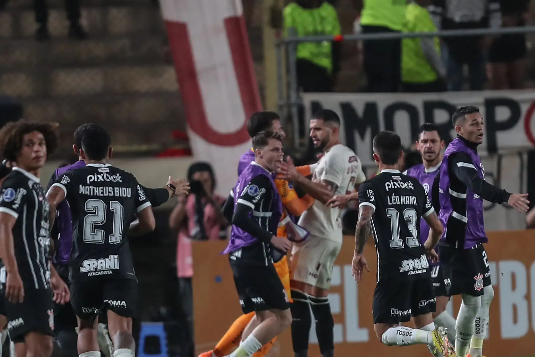 Al celebrar su gol (el 2-1) Maycon de Andrade de Corinthians se quitó la camiseta y se la mostró a la hinchada merengue acantonada en la tribuna norte, gesto que fue reclamado por Matías di Benedetto. La trifulca terminó con cuatro expulsados por el árbitro colombiano Wilmer Roldán, con lo cual el cotejo terminó 9 contra 9.
Foto: ANDINA/Ricardo Cuba