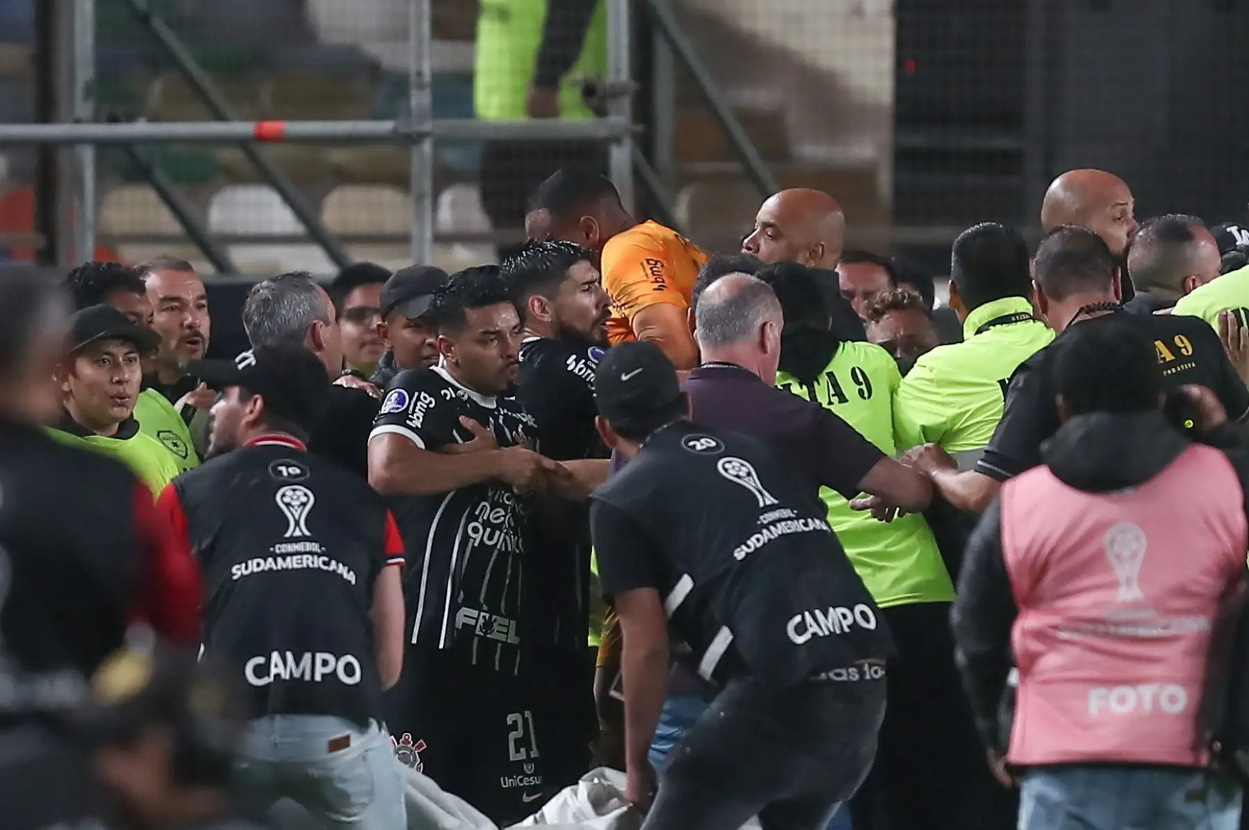 Al celebrar su gol (el 2-1) Maycon de Andrade de Corinthians se quitó la camiseta y se la mostró a la hinchada merengue acantonada en la tribuna norte, gesto que fue reclamado por Matías di Benedetto. La trifulca terminó con cuatro expulsados por el árbitro colombiano Wilmer Roldán, con lo cual el cotejo terminó 9 contra 9.
Foto: ANDINA/Ricardo Cuba