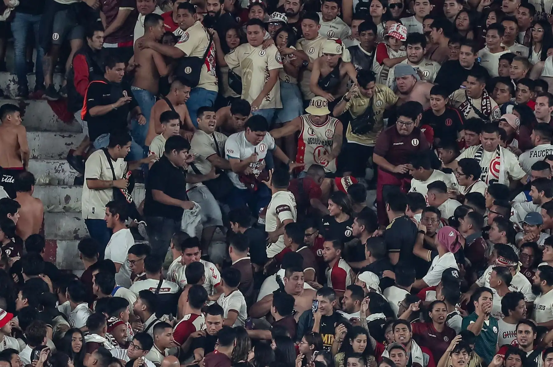 Al celebrar su gol (el 2-1) Maycon de Andrade de Corinthians se quitó la camiseta y se la mostró a la hinchada merengue acantonada en la tribuna norte, gesto que fue reclamado por Matías di Benedetto. La trifulca terminó con cuatro expulsados por el árbitro colombiano Wilmer Roldán, con lo cual el cotejo terminó 9 contra 9.
Foto: ANDINA/Ricardo Cuba