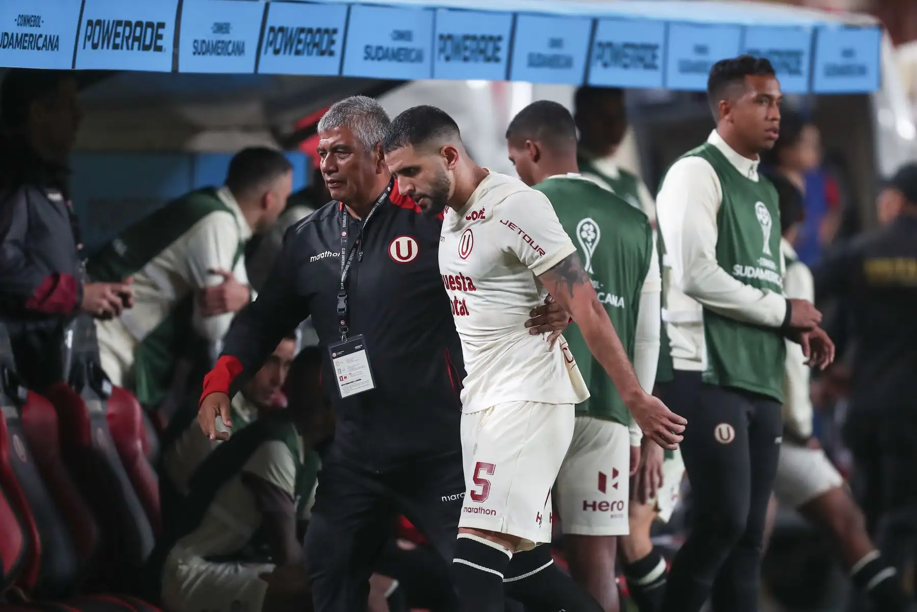 Al celebrar su gol (el 2-1) Maycon de Andrade de Corinthians se quitó la camiseta y se la mostró a la hinchada merengue acantonada en la tribuna norte, gesto que fue reclamado por Matías di Benedetto. La trifulca terminó con cuatro expulsados por el árbitro colombiano Wilmer Roldán, con lo cual el cotejo terminó 9 contra 9.
Foto: ANDINA/Ricardo Cuba