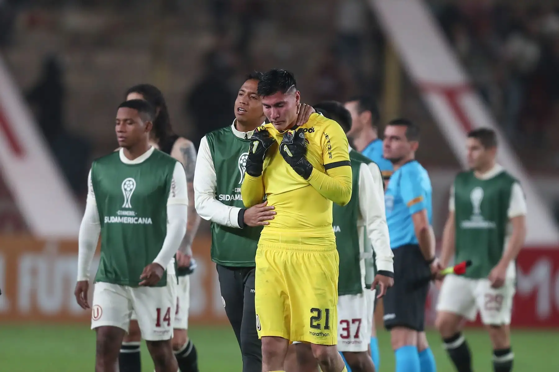 Al celebrar su gol (el 2-1) Maycon de Andrade de Corinthians se quitó la camiseta y se la mostró a la hinchada merengue acantonada en la tribuna norte, gesto que fue reclamado por Matías di Benedetto. La trifulca terminó con cuatro expulsados por el árbitro colombiano Wilmer Roldán, con lo cual el cotejo terminó 9 contra 9.
Foto: ANDINA/Ricardo Cuba