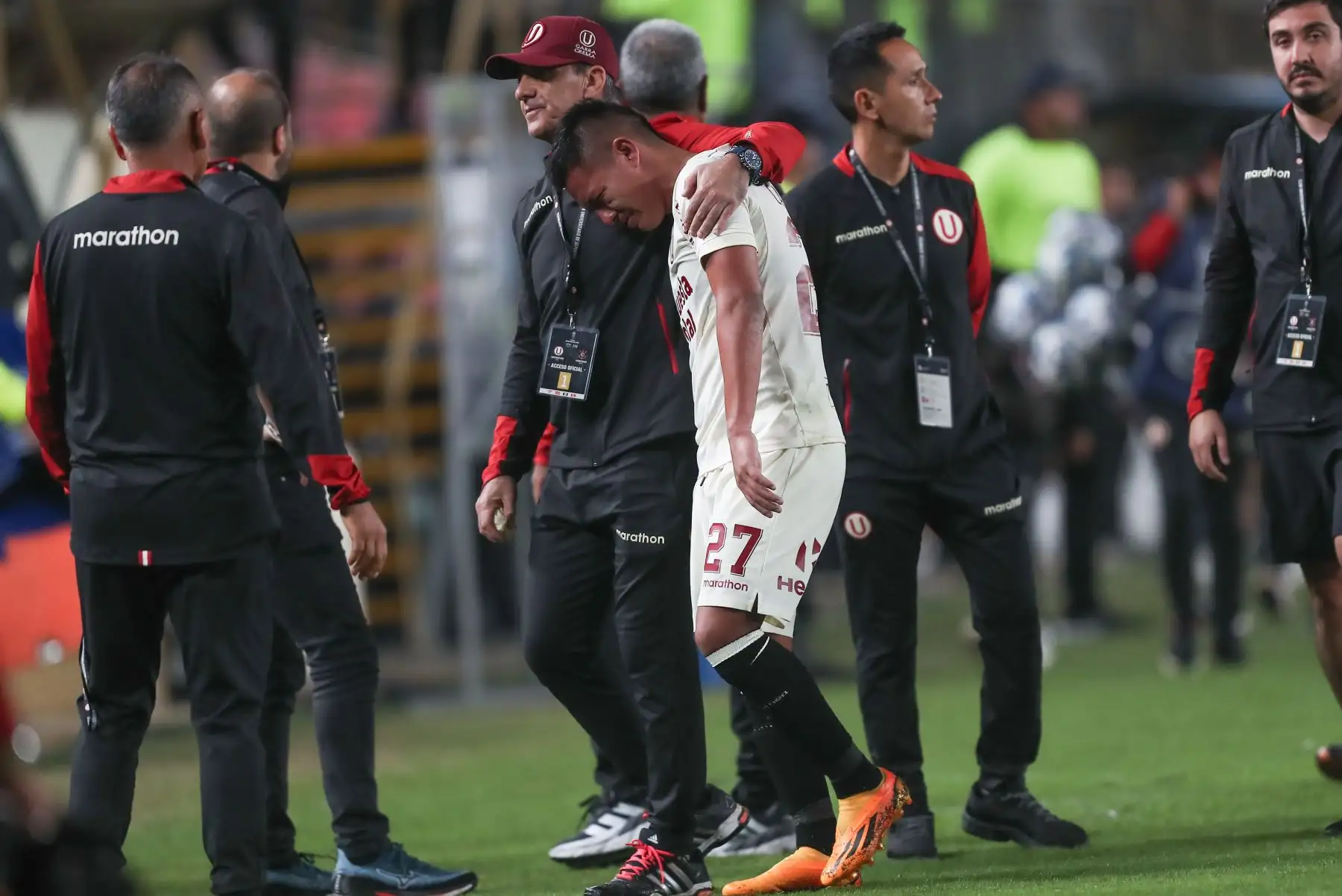 Al celebrar su gol (el 2-1) Maycon de Andrade de Corinthians se quitó la camiseta y se la mostró a la hinchada merengue acantonada en la tribuna norte, gesto que fue reclamado por Matías di Benedetto. La trifulca terminó con cuatro expulsados por el árbitro colombiano Wilmer Roldán, con lo cual el cotejo terminó 9 contra 9.
Foto: ANDINA/Ricardo Cuba