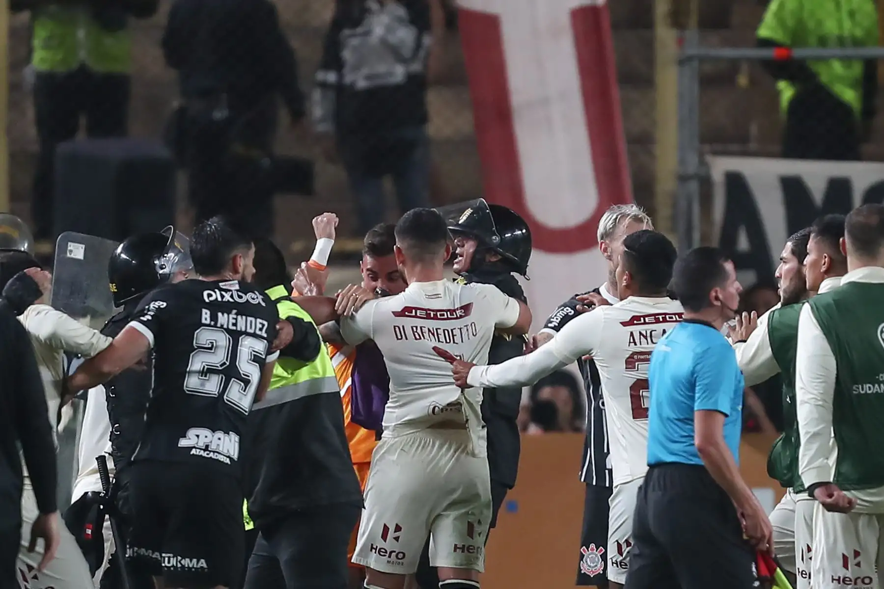 Al celebrar su gol (el 2-1) Maycon de Andrade de Corinthians se quitó la camiseta y se la mostró a la hinchada merengue acantonada en la tribuna norte, gesto que fue reclamado por Matías di Benedetto. La trifulca terminó con cuatro expulsados por el árbitro colombiano Wilmer Roldán, con lo cual el cotejo terminó 9 contra 9.
Foto: ANDINA/Ricardo Cuba