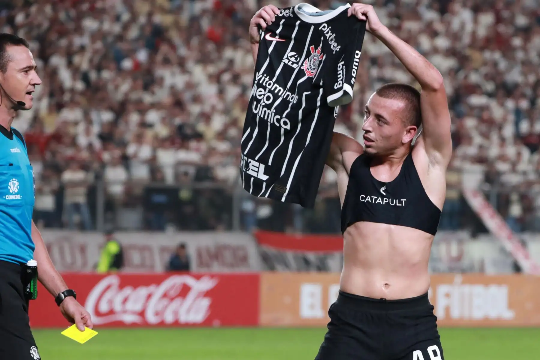 Ryan (d) de Corinthians celebra su gol frente al árbitro colombiano Wilmar Roldán hoy, en un partido de la Copa Sudamericana entre Universitario y Corinthians en el estadio Monumental U Marathon en Lima (Perú).Foto: EFE