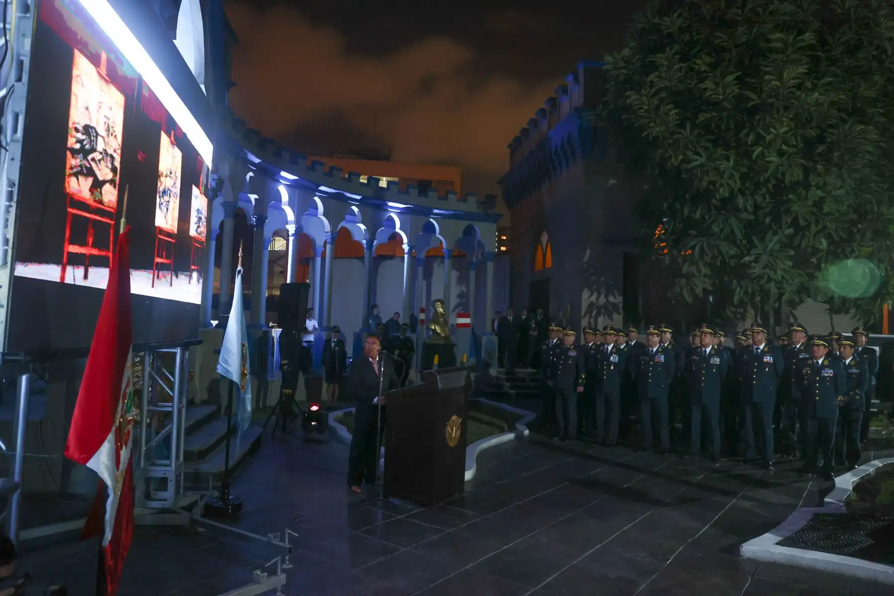 Como parte de los actos celebratorios por el Día de la Fuerza Aérea del Perú y el 82 aniversario de la inmolación del Héroe Nacional Capitán FAP José Quiñones Gonzales, hoy se inauguró la exposición cultural ¨Noche de Arte, Color y Cultura FAP¨, con la presencia del Comandante General Alfonso Artadi Saletti. La actividad se llevó a cabo en el Museo Aeronáutico del Perú, ubicado en el emblemático Castillo Rospigliosi.

Foto: ANDINA/Andrés Valle