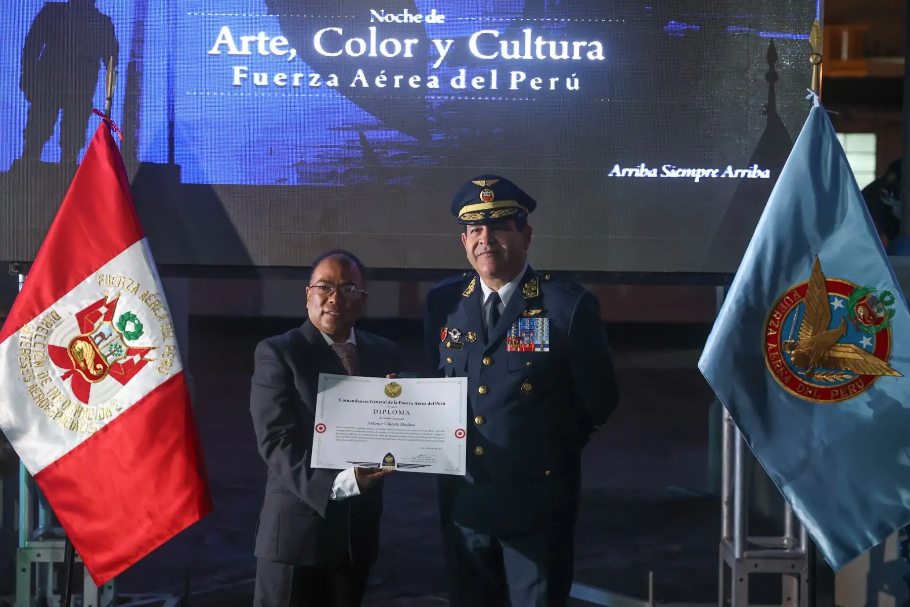 Como parte de los actos celebratorios por el Día de la Fuerza Aérea del Perú y el 82 aniversario de la inmolación del Héroe Nacional Capitán FAP José Quiñones Gonzales, hoy se inauguró la exposición cultural ¨Noche de Arte, Color y Cultura FAP¨, con la presencia del Comandante General Alfonso Artadi Saletti. La actividad se llevó a cabo en el Museo Aeronáutico del Perú, ubicado en el emblemático Castillo Rospigliosi.

Foto: ANDINA/Andrés Valle