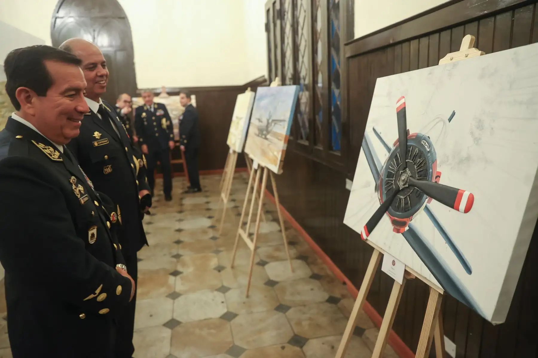Como parte de los actos celebratorios por el Día de la Fuerza Aérea del Perú y el 82 aniversario de la inmolación del Héroe Nacional Capitán FAP José Quiñones Gonzales, hoy se inauguró la exposición cultural ¨Noche de Arte, Color y Cultura FAP¨, con la presencia del Comandante General Alfonso Artadi Saletti. La actividad se llevó a cabo en el Museo Aeronáutico del Perú, ubicado en el emblemático Castillo Rospigliosi.

Foto: ANDINA/Andrés Valle