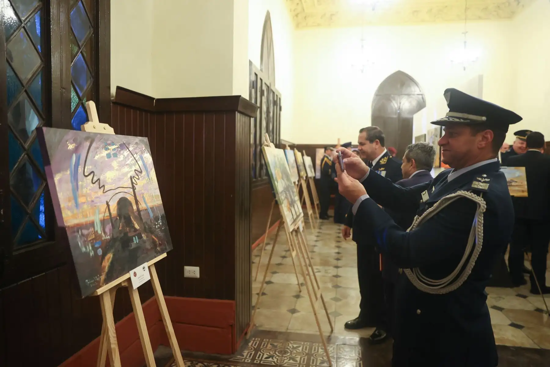 Como parte de los actos celebratorios por el Día de la Fuerza Aérea del Perú y el 82 aniversario de la inmolación del Héroe Nacional Capitán FAP José Quiñones Gonzales, hoy se inauguró la exposición cultural ¨Noche de Arte, Color y Cultura FAP¨, con la presencia del Comandante General Alfonso Artadi Saletti. La actividad se llevó a cabo en el Museo Aeronáutico del Perú, ubicado en el emblemático Castillo Rospigliosi.

Foto: ANDINA/Andrés Valle