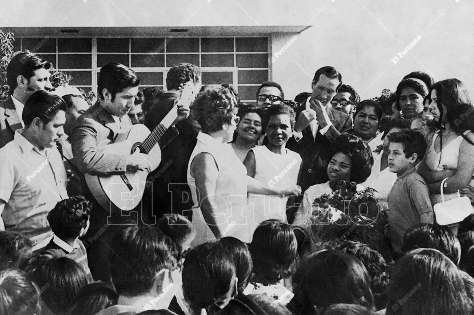 Lima - 25 diciembre 1970 / La cantante criolla Lucha Reyes recibe un homenaje de diversos artistas durante la Caravana de la Felicidad organizada por el diario La Crónica.  