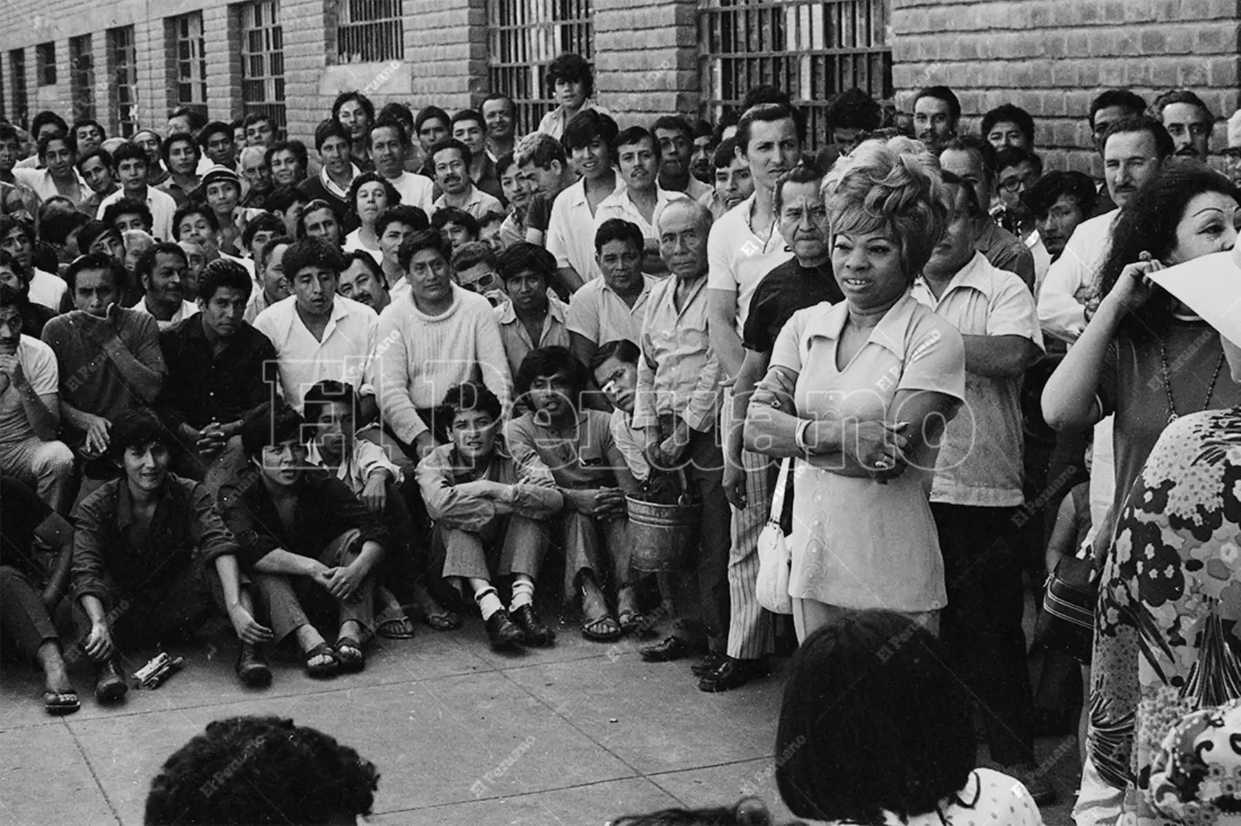 Lima - 2 enero 1973 / Lucha Reyes fue parte de la  "Caravana Artística" organizada por el diario La Crónica. Personajes del espectáculo y la música criolla se presentaron en en el Centro de Inculpados de Lurigancho en un gran desfile artístico. Foto: Archivo Histórico de El Peruano / Máximo Miralles