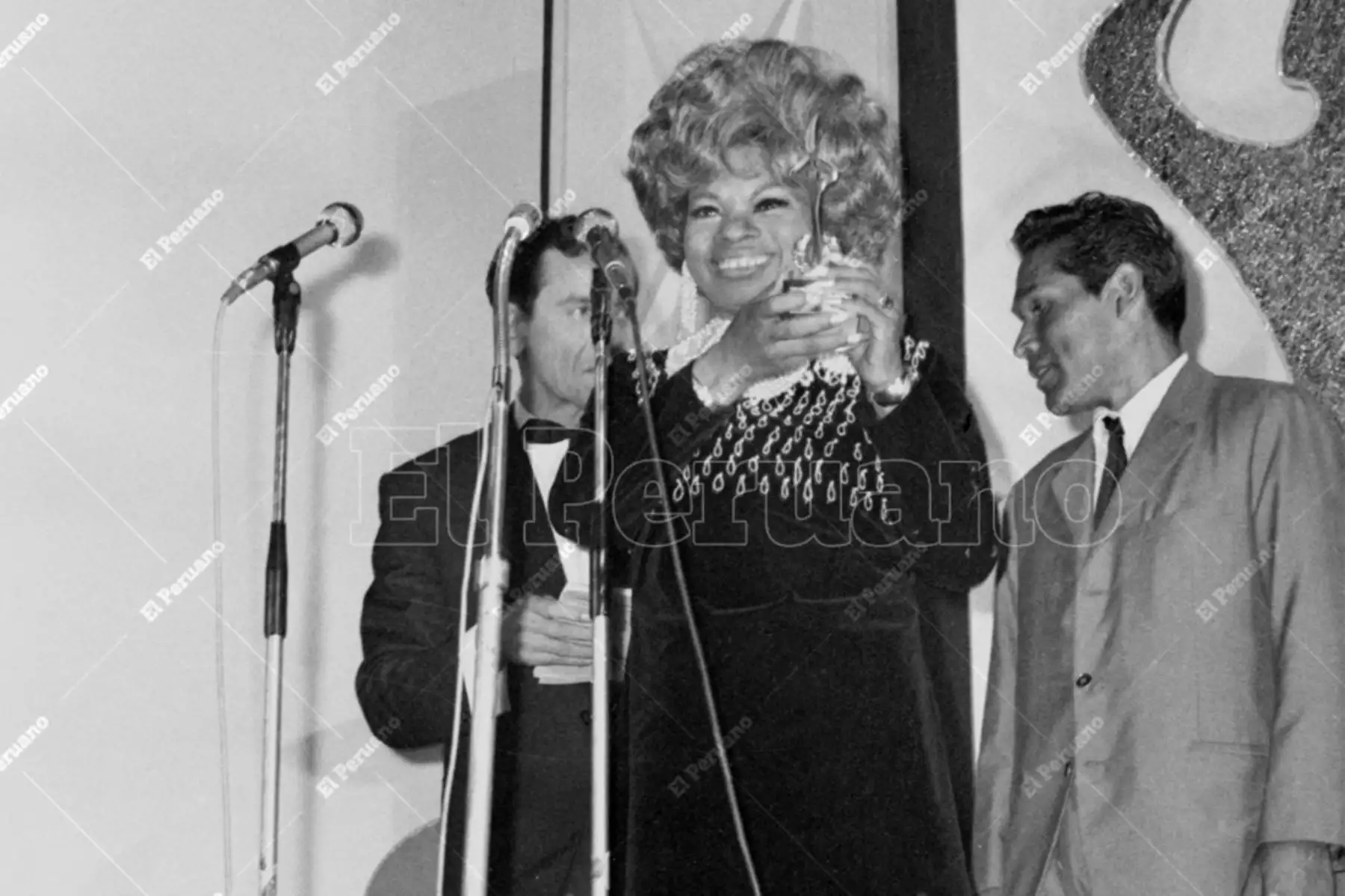Lima - 1 mayo 1970 / La cantante criolla Lucha Reyes galardonada con el trofeo del  Círculo de Cronistas del Espectáculo - CIRCE 1970. Foto: Archivo Histórico de El Peruano / Orlando Adrianzén