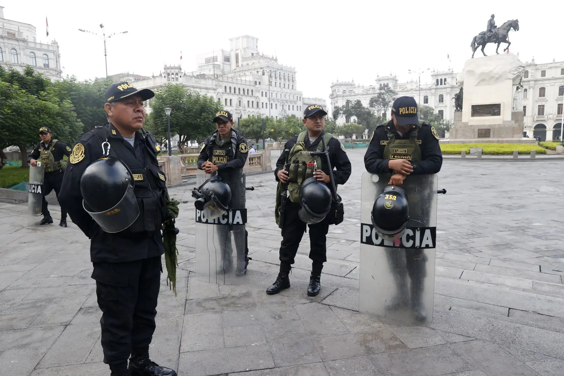 Policía Nacional brinda seguridad en Plaza San Martín ante anuncio de movilizaciones.
Foto: ANDINA/Vidal Tarqui