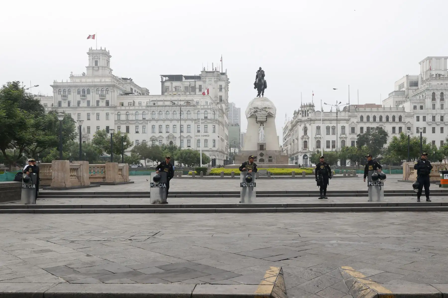 Policía Nacional brinda seguridad en Plaza San Martín ante anuncio de movilizaciones.
Foto: ANDINA/Vidal Tarqui