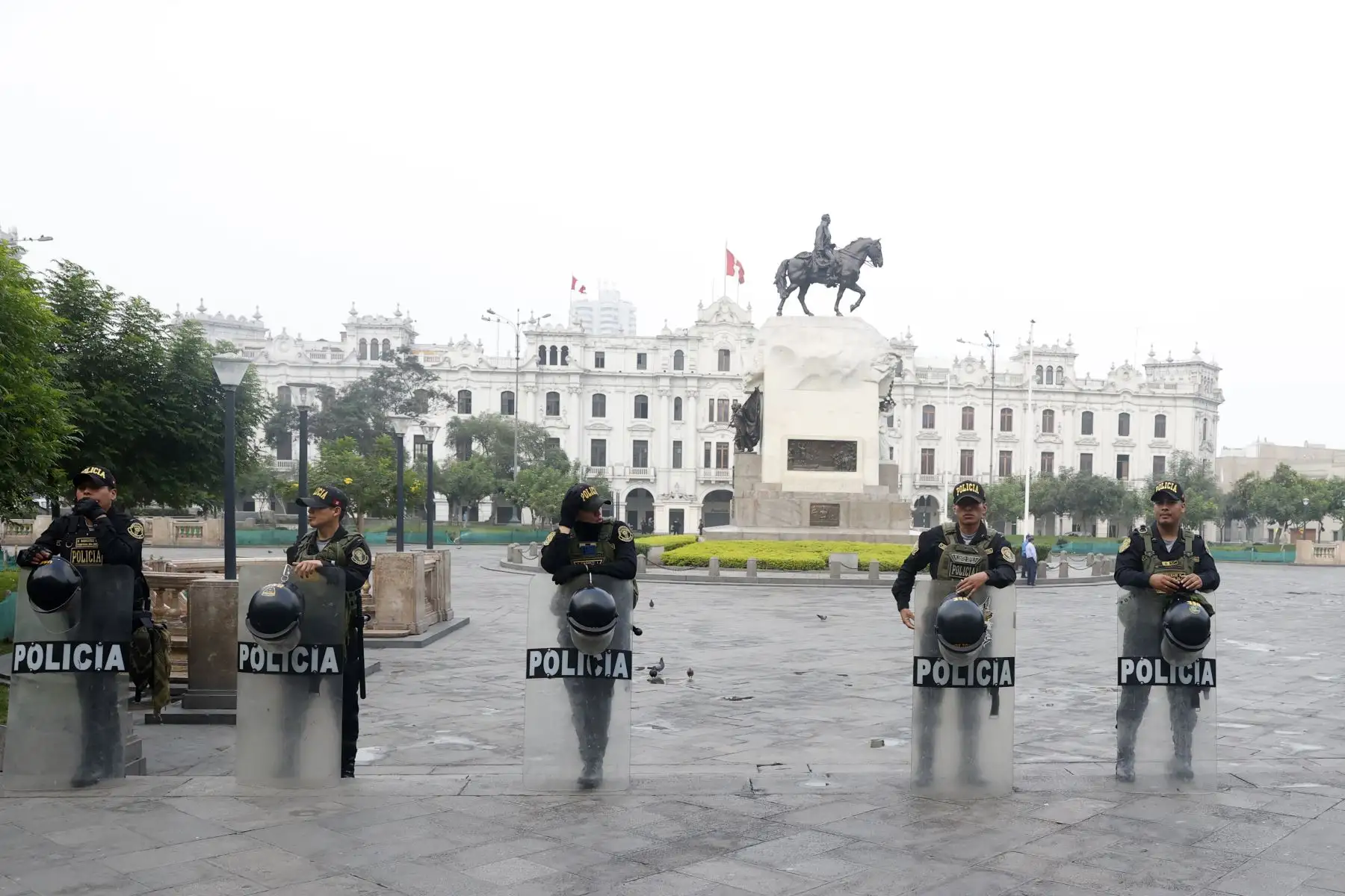Policía Nacional brinda seguridad en Plaza San Martín ante anuncio de movilizaciones.
Foto: ANDINA/Vidal Tarqui