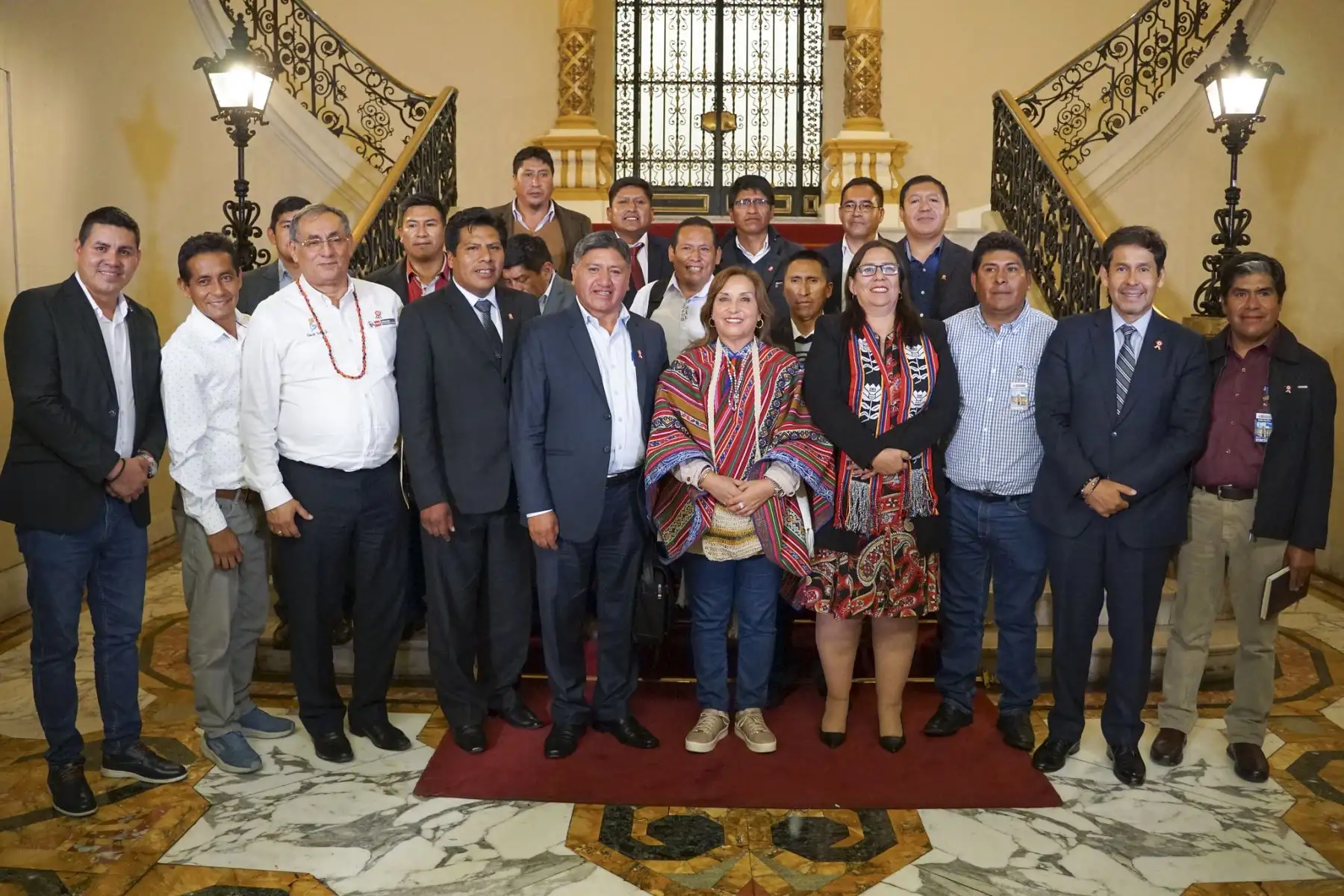 Presidenta Boluarte se reunió con 50 alcaldes de las regiones Puno, Ayacucho, Cajamarca, Loreto, Cusco, San Martín, Ayacucho y Lima Provincias, a fin de articular esfuerzos para la ejecución de proyectos de urgente necesidad en sus jurisdicciones.
Foto: ANDINA/Prensa Presidencia