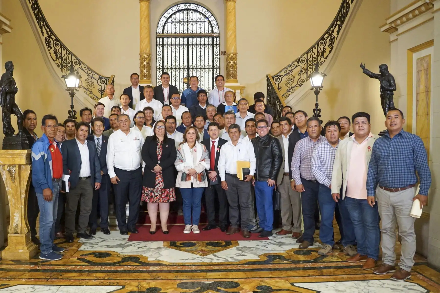 Presidenta Boluarte se reunió con 50 alcaldes de las regiones Puno, Ayacucho, Cajamarca, Loreto, Cusco, San Martín, Ayacucho y Lima Provincias, a fin de articular esfuerzos para la ejecución de proyectos de urgente necesidad en sus jurisdicciones.
Foto: ANDINA/Prensa Presidencia