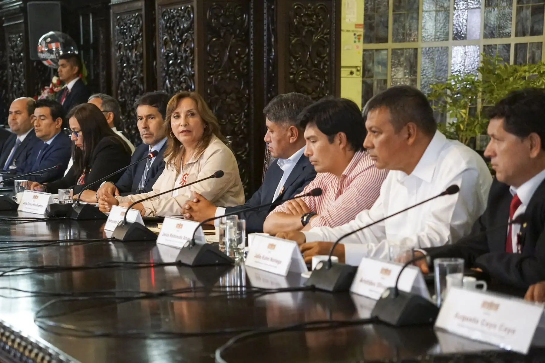 Presidenta Boluarte se reunió con 50 alcaldes de las regiones Puno, Ayacucho, Cajamarca, Loreto, Cusco, San Martín, Ayacucho y Lima Provincias, a fin de articular esfuerzos para la ejecución de proyectos de urgente necesidad en sus jurisdicciones.
Foto: ANDINA/Prensa Presidencia