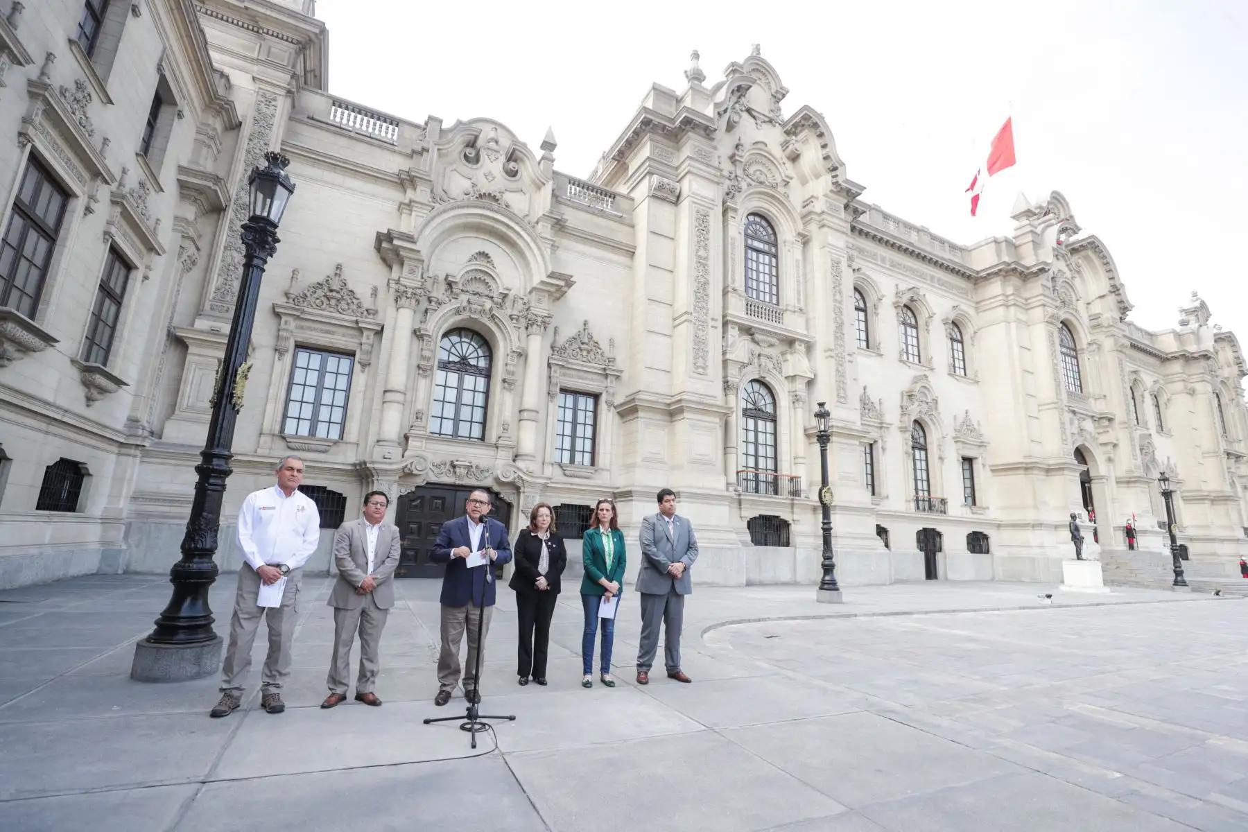 El titular del Gabinete Ministerial, Alberto Otárola, acompañado por los ministros de Interior, Vivienda y Saneamiento, Salud, Educación y Trabajo y Promoción del Empleo brindó una conferencia de prensa tras la sesión del Consejo de Ministros en Palacio de Gobierno. 
Foto: ANDINA/PCM