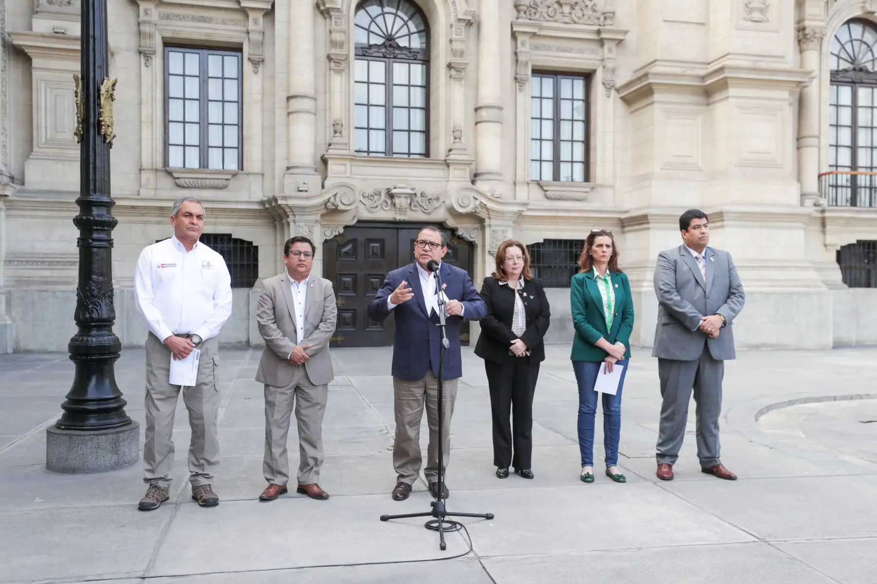 El titular del Gabinete Ministerial, Alberto Otárola, acompañado por los ministros de Interior, Vivienda y Saneamiento, Salud, Educación y Trabajo y Promoción del Empleo brindó una conferencia de prensa tras la sesión del Consejo de Ministros en Palacio de Gobierno. 
Foto: ANDINA/PCM
