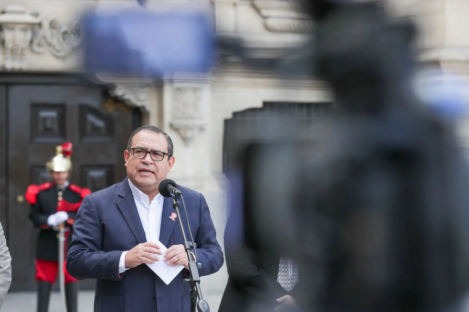 El titular del Gabinete Ministerial, Alberto Otárola, acompañado por los ministros de Interior, Vivienda y Saneamiento, Salud, Educación y Trabajo y Promoción del Empleo brindó una conferencia de prensa tras la sesión del Consejo de Ministros en Palacio de Gobierno. 
Foto: ANDINA/PCM
