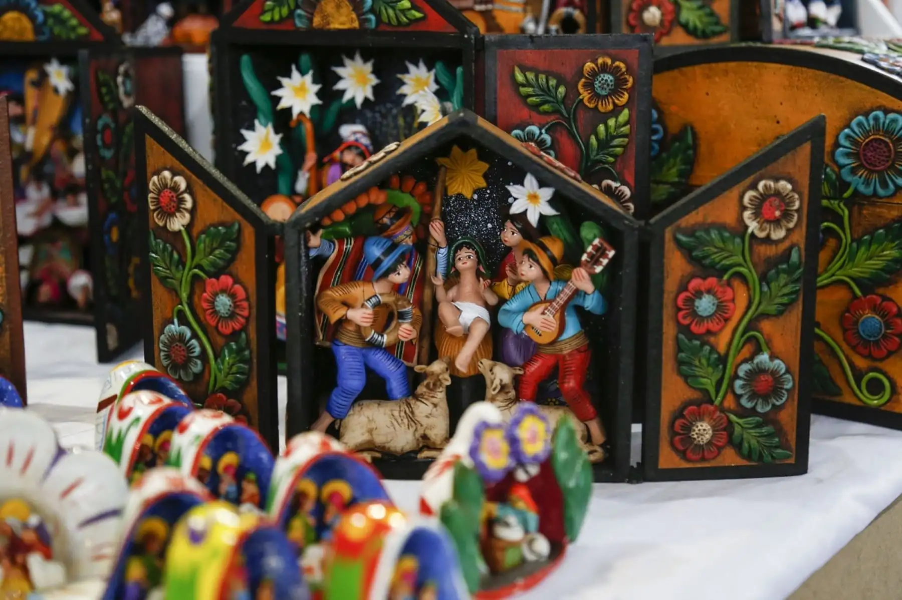 Peruvian Handicrafts: Ayacucho “Retablos” on display in Helsinki’s historic center