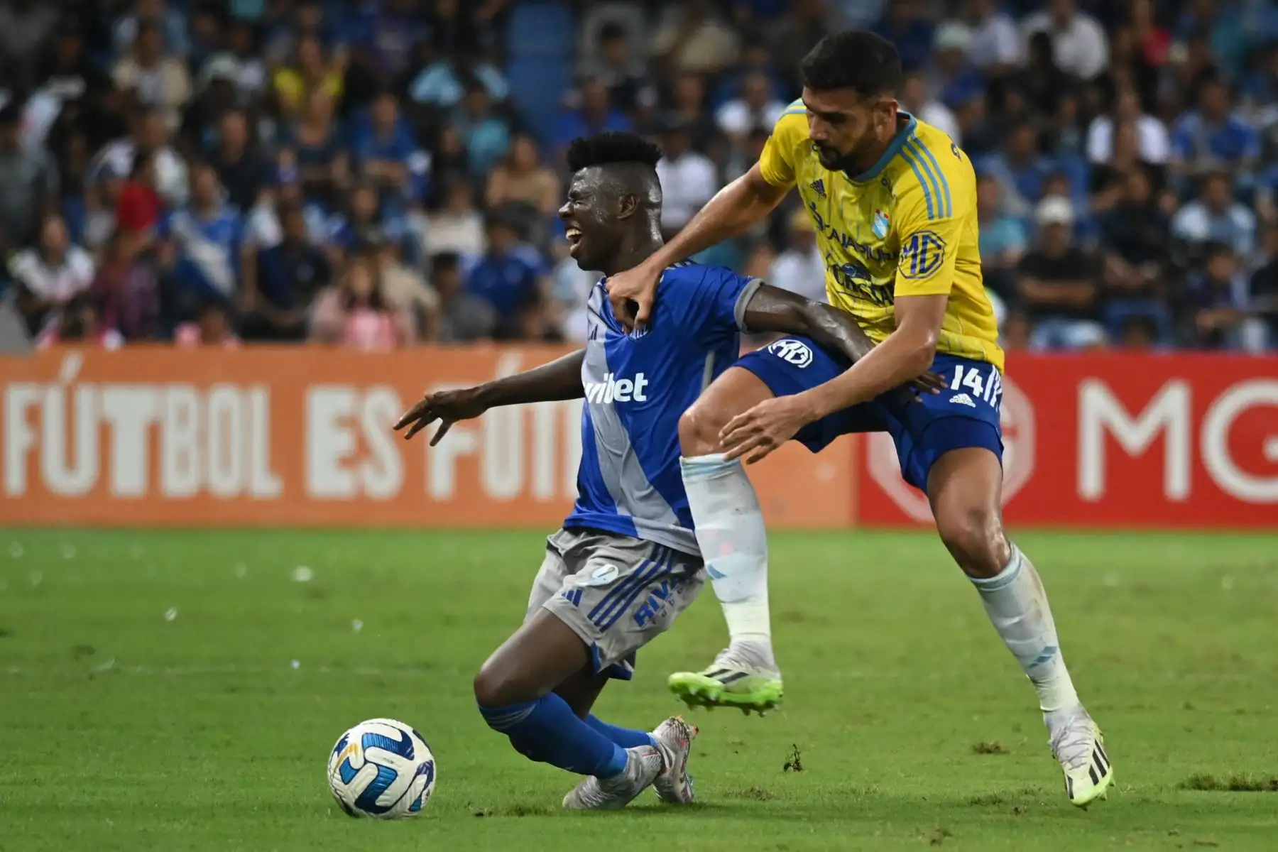 El delantero de Emelec, Alejandro Cabeza, y el defensa brasileño de Sporting Cristal, Ignacio da Silva, luchan por el balón durante el partido de vuelta de los dieciseisavos de final de la Copa Sudamericana entre Emelec de Ecuador y Sporting Cristal de Perú en el estadio George Capwell de Guayaquil, Ecuador, el pasado julio. 19, 2023.
Foto: AFP