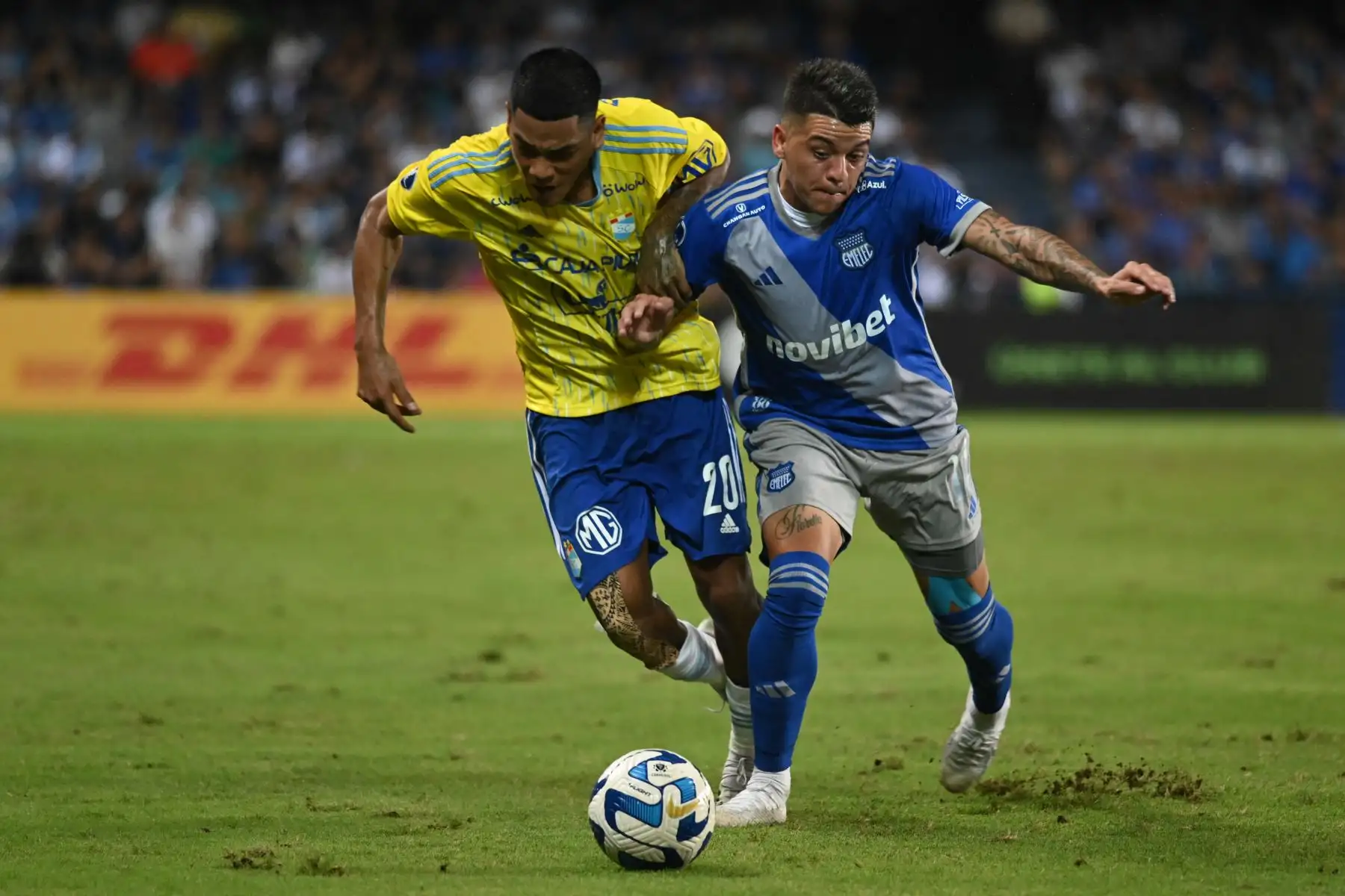 El delantero de Sporting Cristal, Joao Grimaldo, y el mediocampista uruguayo de Emelec, Diego García, luchan por el balón durante el partido de vuelta de los dieciseisavos de final de la Copa Sudamericana entre Emelec de Ecuador y Sporting Cristal de Perú en el estadio George Capwell en Guayaquil, Ecuador, el 19 de julio. , 2023.
Foto: AFP