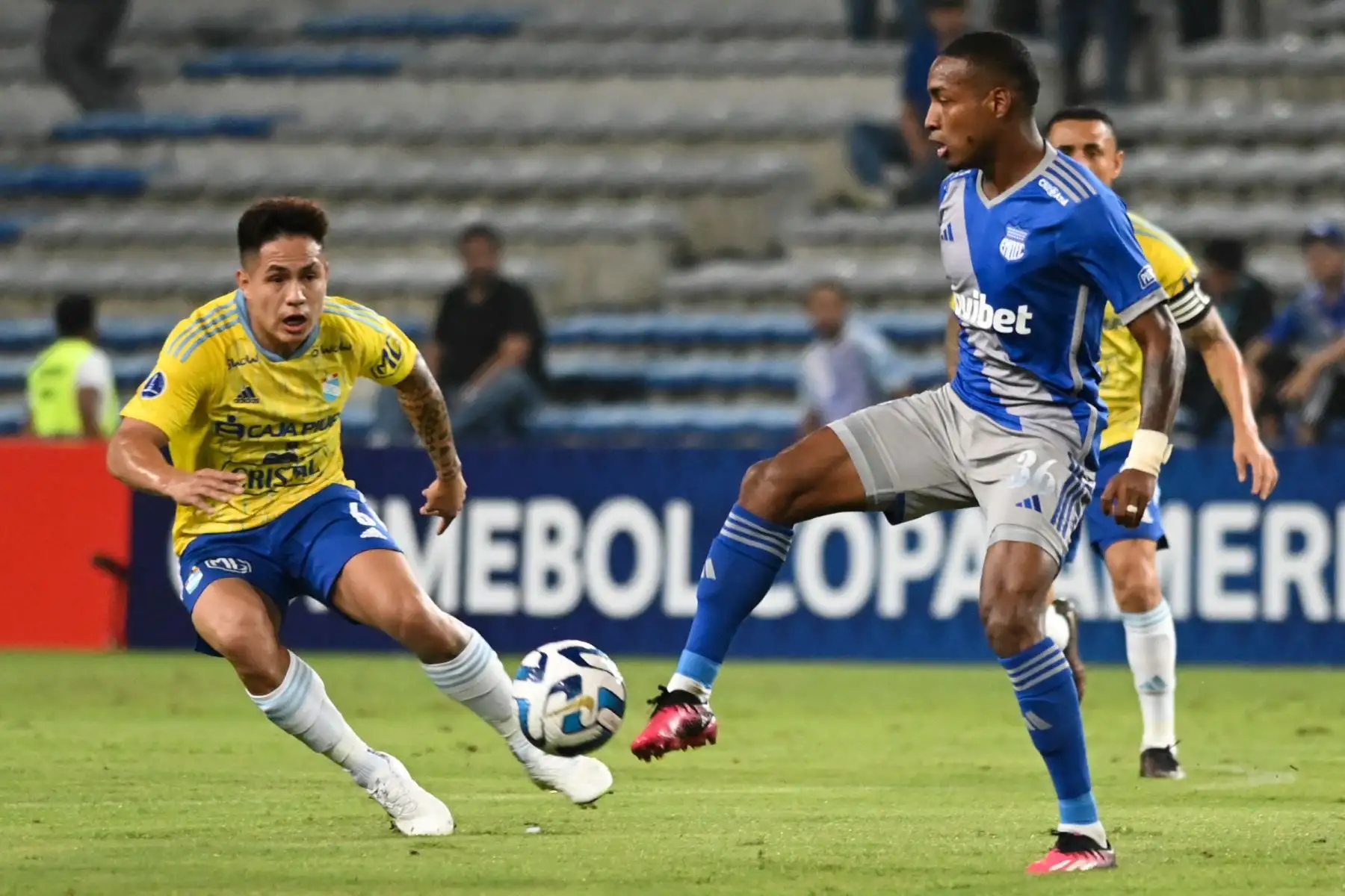 El mediocampista de Sporting Cristal Jesús Pretell y el mediocampista de Emelec Cristhian Valencia luchan por el balón durante el partido de vuelta de los octavos de final de la Copa Sudamericana entre Emelec de Ecuador y Sporting Cristal de Perú en el estadio George Capwell en Guayaquil, Ecuador, el 19 de julio de 2019. 2023.
Foto: AFP