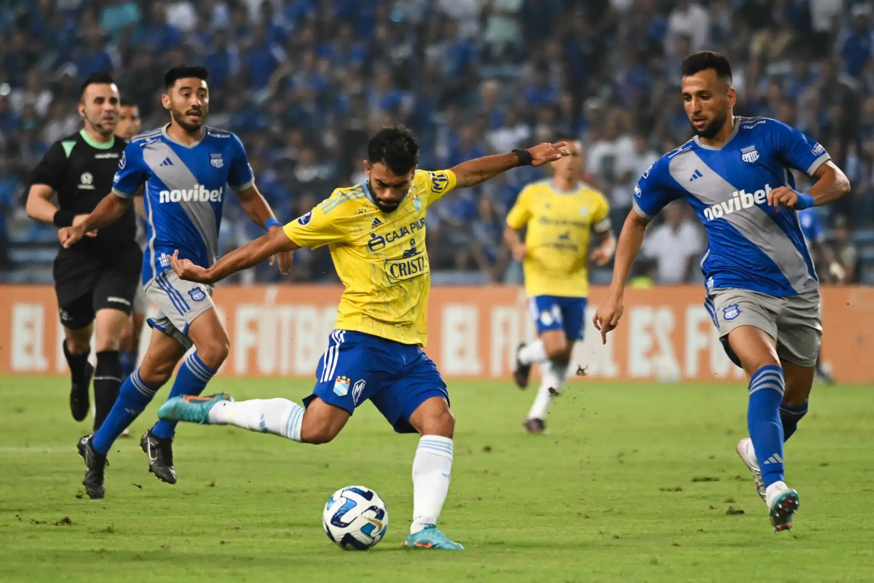 El mediocampista uruguayo de Sporting Cristal, Leandro Sosa, lanza el balón junto al defensa argentino de Emelec, Aníbal Leguizamón, durante el partido de vuelta de los octavos de final de la Copa Sudamericana entre Emelec de Ecuador y Sporting Cristal de Perú en el estadio George Capwell de Guayaquil, Ecuador, el 10 de julio. 19, 2023.
Foto: AFP