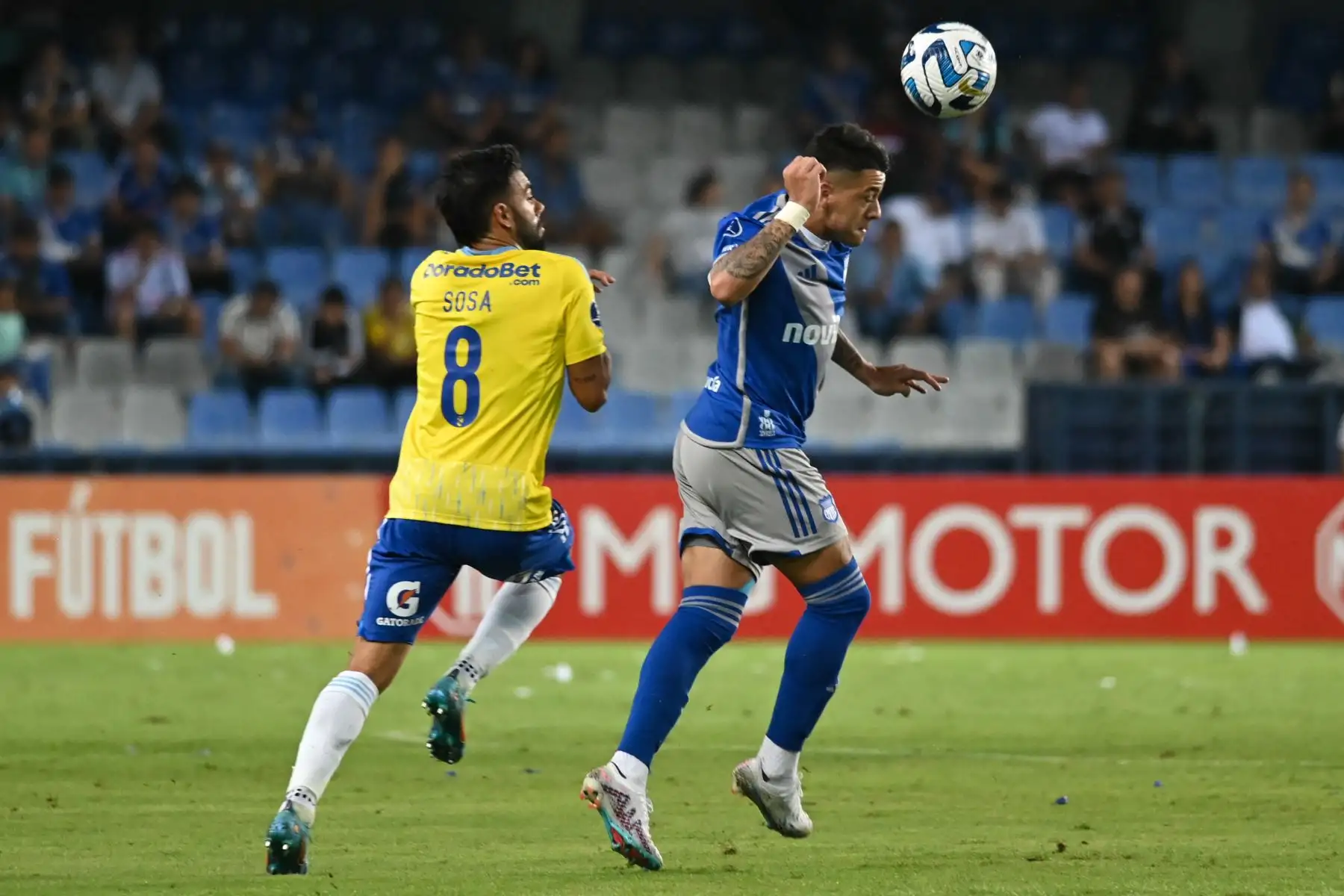 El mediocampista uruguayo de Sporting Cristal, Leandro Sosa, y el mediocampista uruguayo de Emelec, Diego García, luchan por el balón durante el partido de vuelta de los dieciseisavos de final de la Copa Sudamericana entre Emelec de Ecuador y Sporting Cristal de Perú en el estadio George Capwell de Guayaquil, Ecuador, en julio 19, 2023.
Foto: AFP
