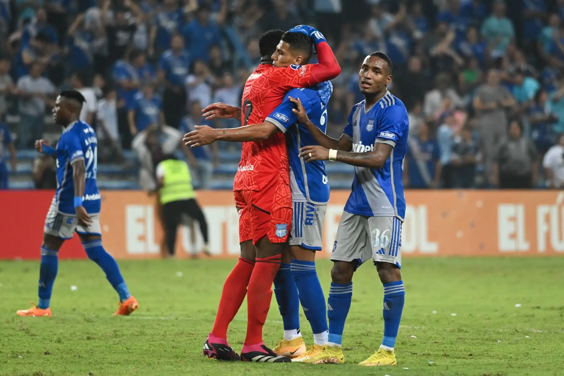 Los jugadores de Emelec celebran después de derrotar a Sporting Cristal durante el partido de vuelta de los octavos de final de la Copa Sudamericana entre Emelec de Ecuador y Sporting Cristal de Perú en el estadio George Capwell en Guayaquil, Ecuador, el 19 de julio de 2023.
Foto: AFP