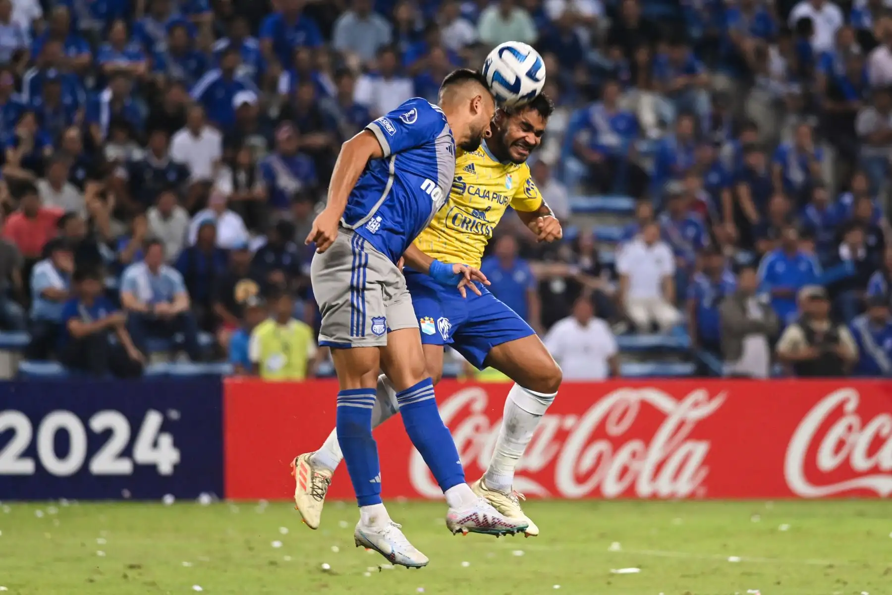 El defensa argentino de Emelec, Anibal Leguizamon, y el delantero brasileño de Sporting Cristal, Brenner, saltan para un cabezazo durante el partido de vuelta de los octavos de final de la Copa Sudamericana entre Emelec de Ecuador y Sporting Cristal de Perú en el estadio George Capwell en Guayaquil, Ecuador, el 19 de julio. , 2023.
Foto: AFP