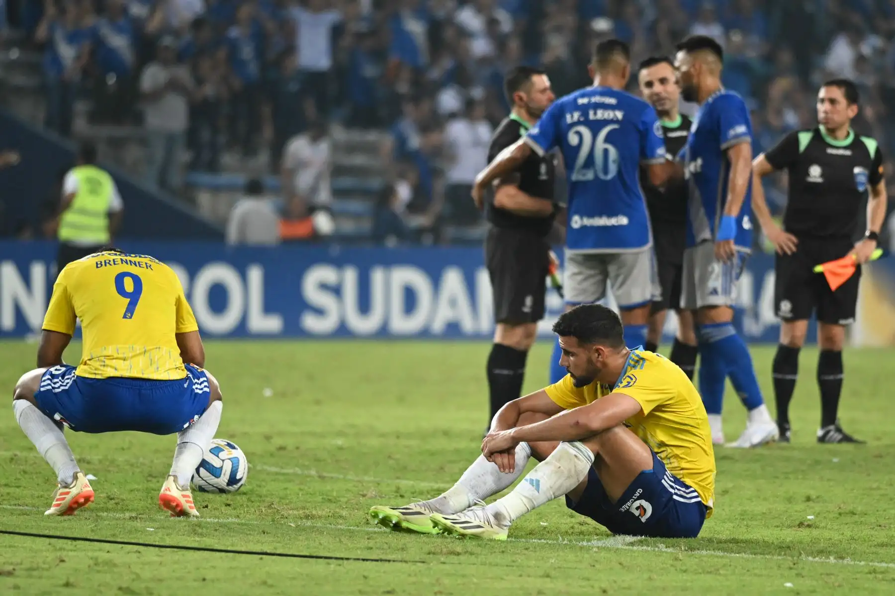 Los jugadores de Sporting Cristal reaccionan después de perder su partido de vuelta de los octavos de final de la Copa Sudamericana contra Emelec de Ecuador en el estadio George Capwell en Guayaquil, Ecuador, el 19 de julio de 2023.
Foto: AFP