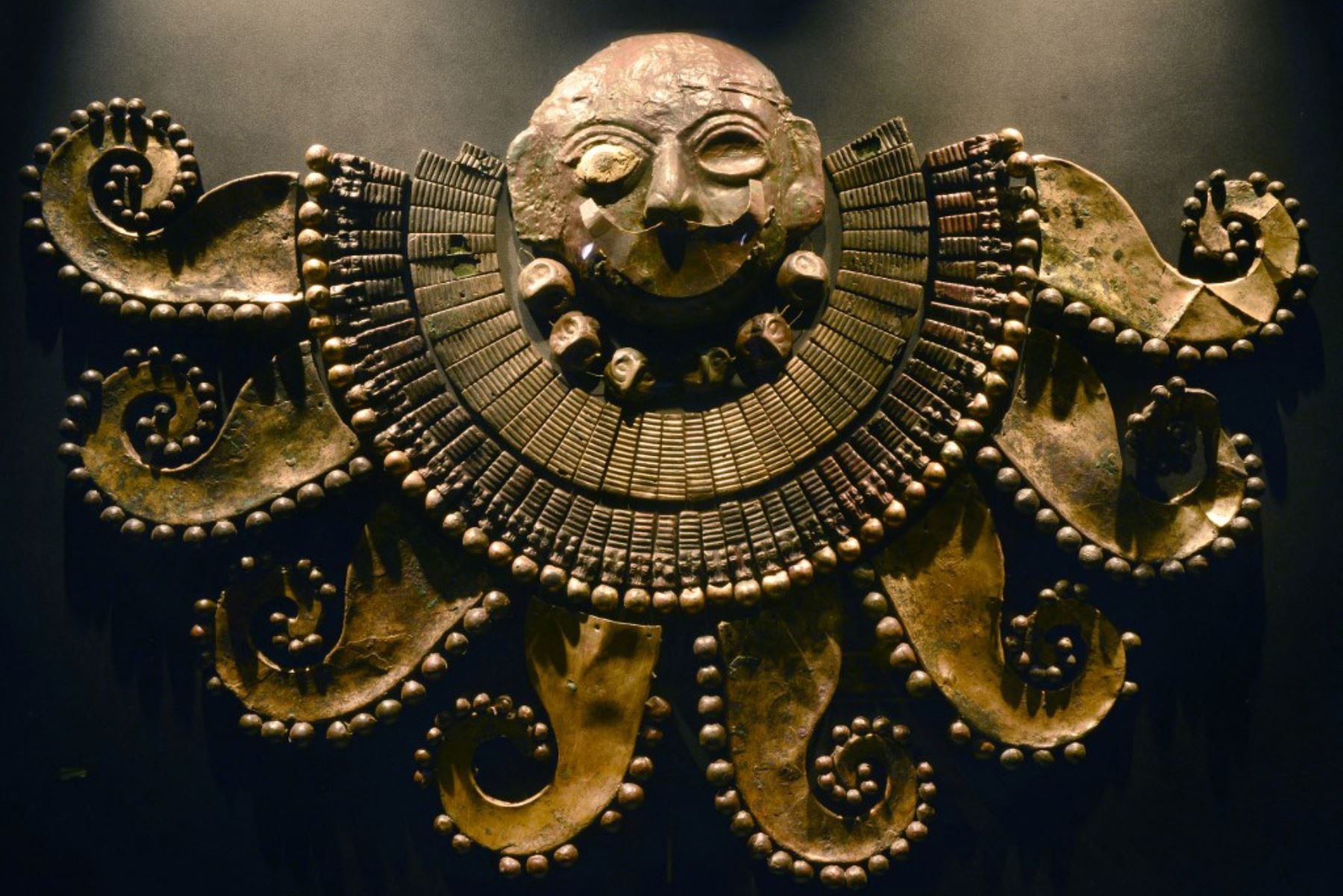 una máscara ceremonial de cobre con un rostro humano sobre un cuerpo de pulpo se exhibe en el Museo de la Tumba Real del Señor de Sipán en Lambayeque. Foto: AFP