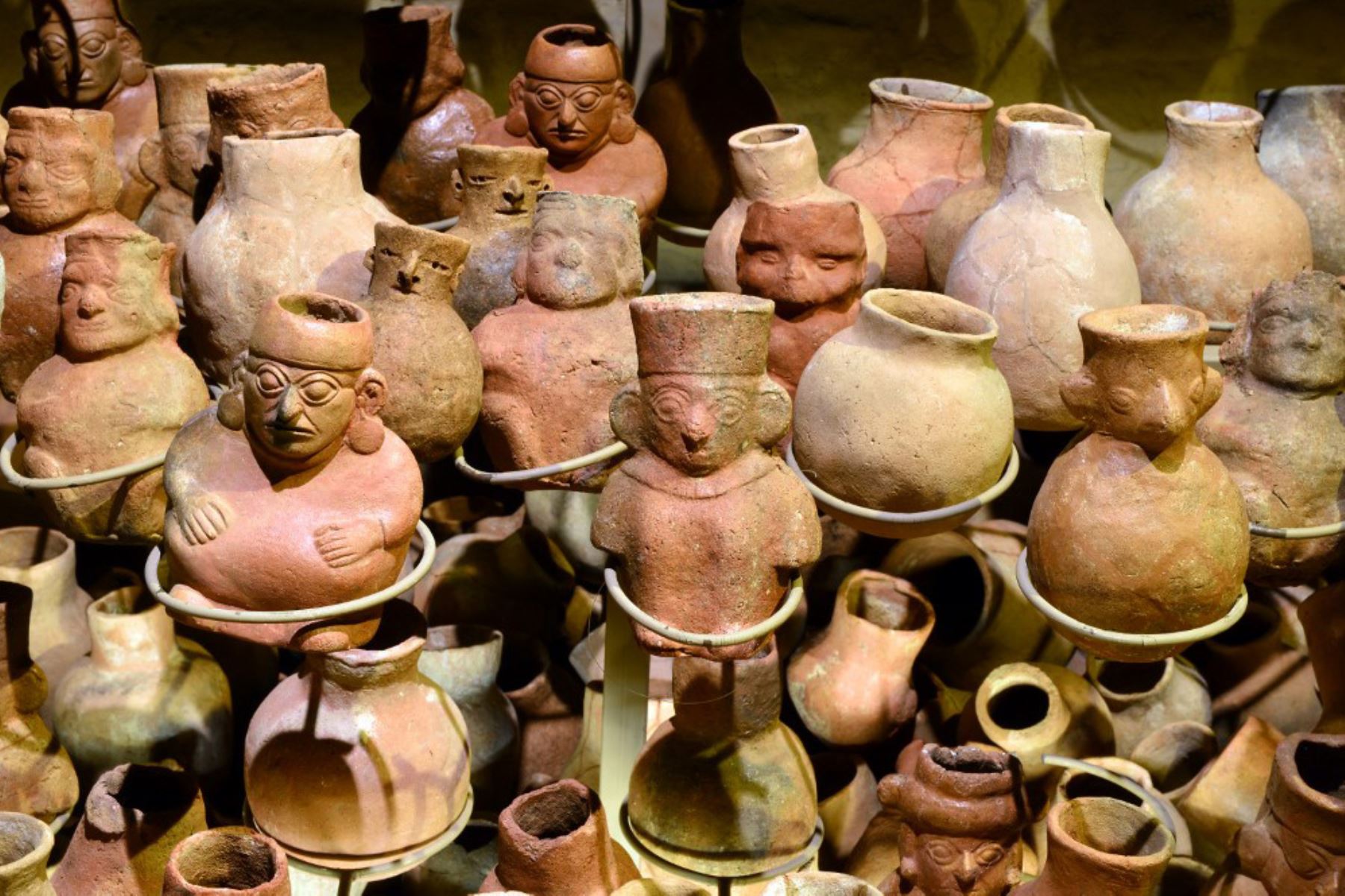 Una variedad de jarrones se exhiben en el Museo de la Tumba Real del Señor de Sipán en Lambayeque. Foto: AFP