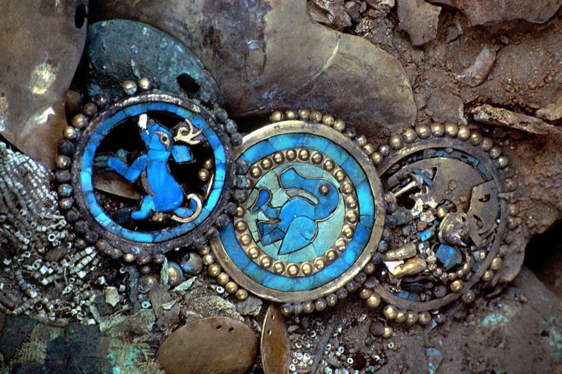 Fotografía de archivo tomada en octubre de 1988 en Huaca Rajada, norte de Perú, muestra medallas de oro con turquesas en la tumba del señor de Sipán. Foto: AFP