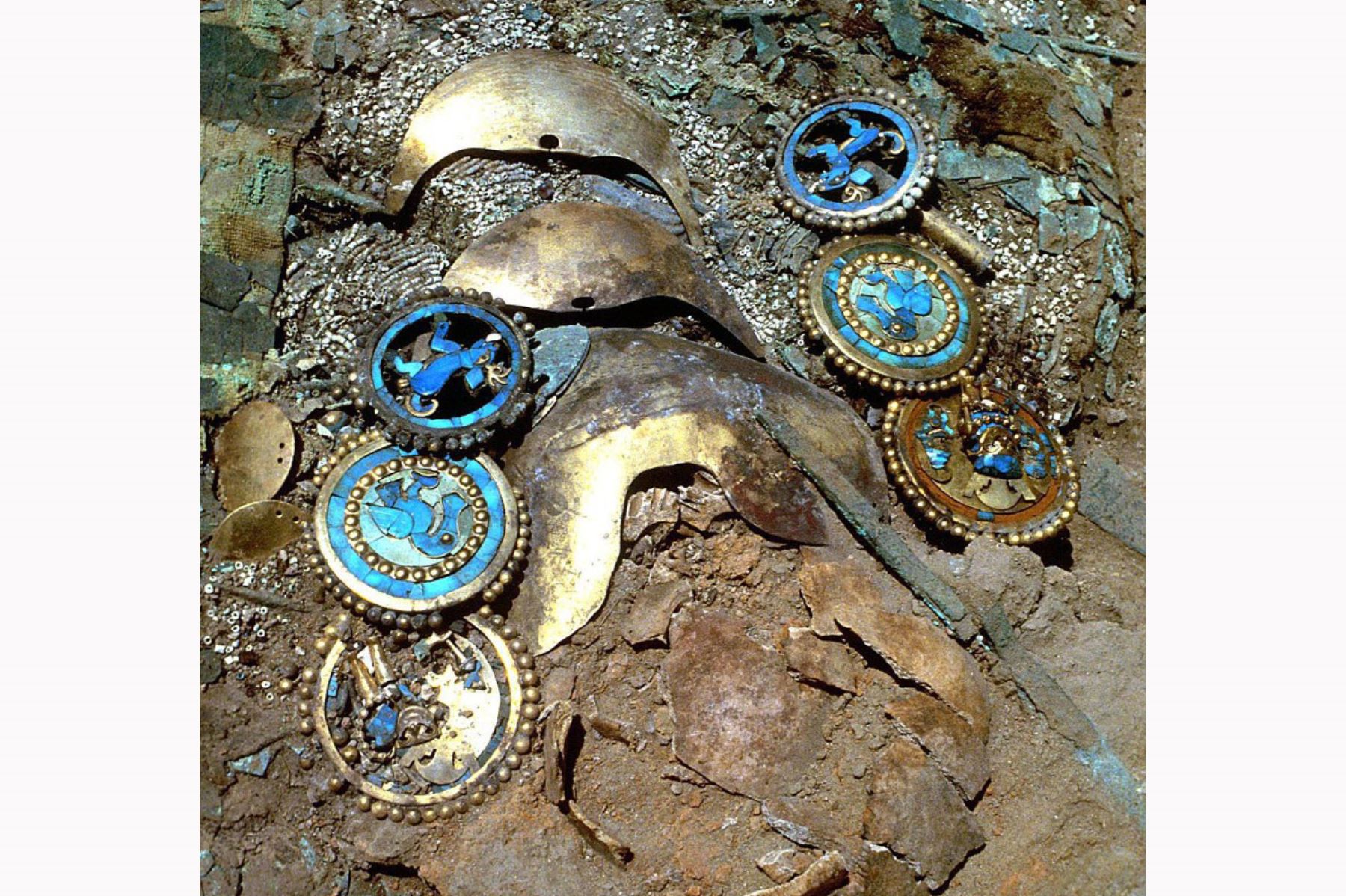 Fotografía de archivo tomada en octubre de 1988 en Huaca Rajada, norte de Perú, muestra medallas de oro con turquesas en la tumba del señor de Sipán. Foto: AFP