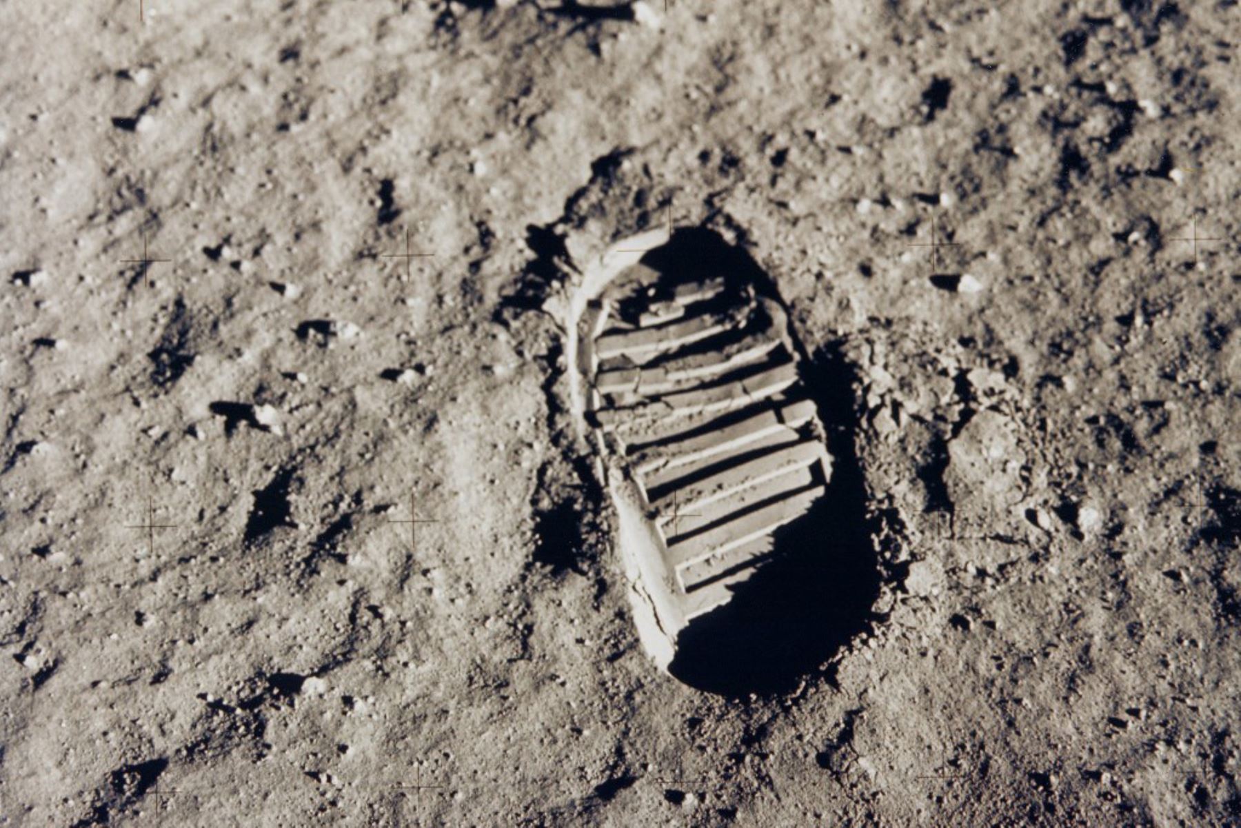 Esta fotografía de la NASA tomada el 20 de julio de 1969 muestra uno de los primeros pasos que se dieron en la Luna. Esta es una imagen de la huella de la bota de Buzz Aldrin de la misión Apolo 11. Neil Armstrong y Buzz Aldrin caminaron sobre la Luna el 20 de julio de 1969. Foto de NASA/AFP