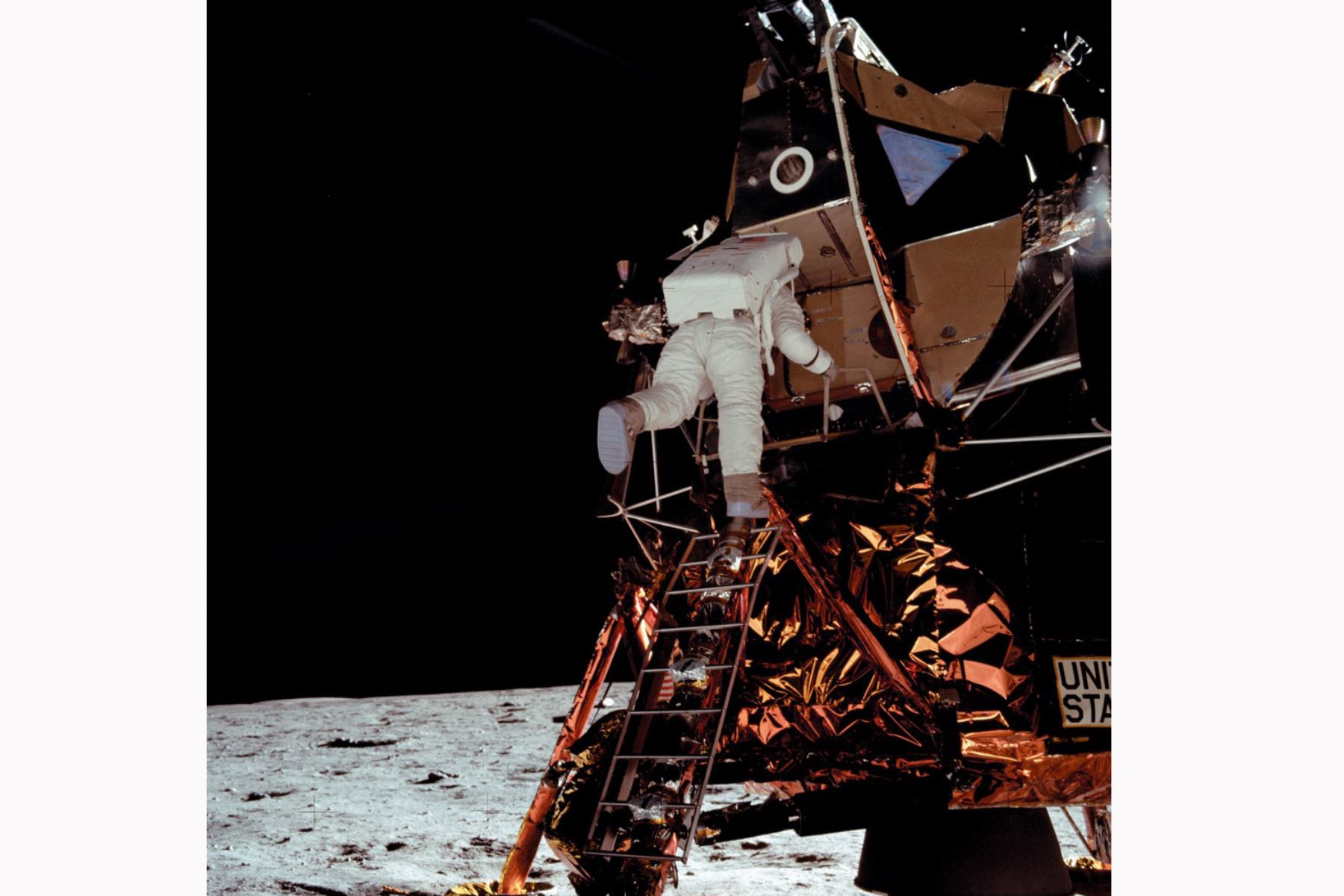 El astronauta estadounidense Buzz Aldrin baja por la escalera del módulo lunar "Eagle" 15 minutos después que Neil Armstrong el 21 de julio de 1969. Los dos astronautas de la misión Apolo 11 son los primeros hombres en la historia en caminar sobre la superficie lunar. Foto de la NASA / AFP