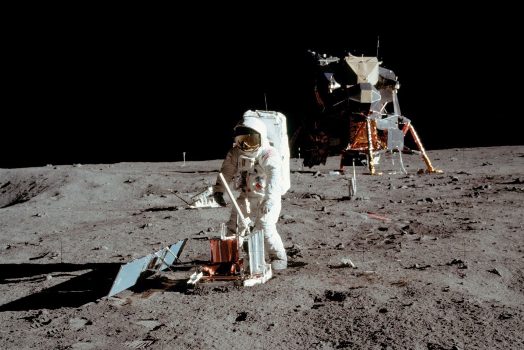 El astronauta estadounidense Buzz Aldrin de la misión espacial Apolo 11 es visto realizando experimentos en la superficie de la luna en una imagen tomada por Neil Armstrong después de que ambos bajaron la escalera del módulo lunar "Eagle". Foto de la NASA / AFP