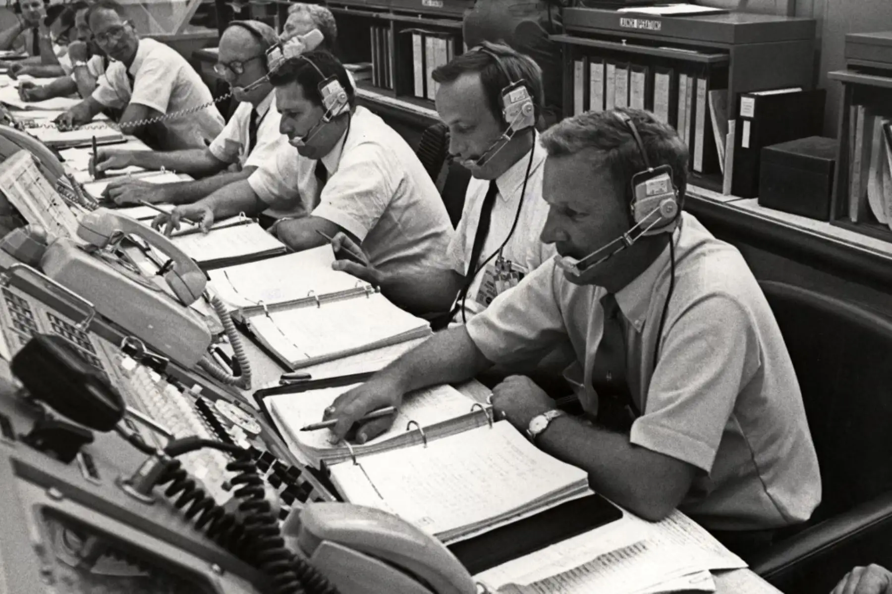 Interior de la Sala de Control de Operaciones en el Centro Espacial Kennedy, para la misión de aterrizaje lunar del Apolo 11. Foto de NASA / AFP