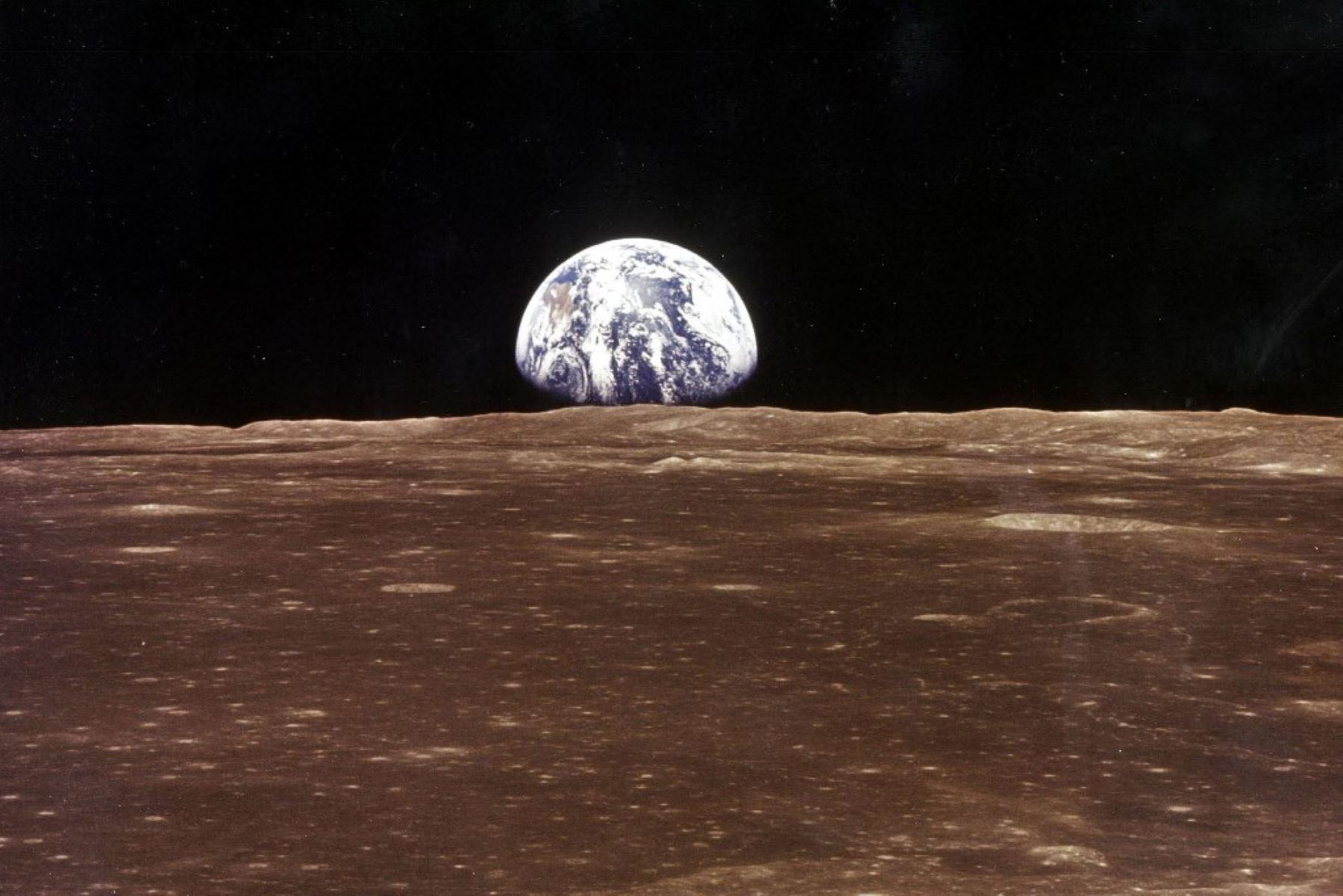 Esta foto de archivo del 19 de julio de 1969 publicada por la NASA muestra la Tierra vista desde el módulo de comando del Apolo 11 mientras orbita la Luna antes del aterrizaje del módulo lunar. Foto de la NASA / AFP