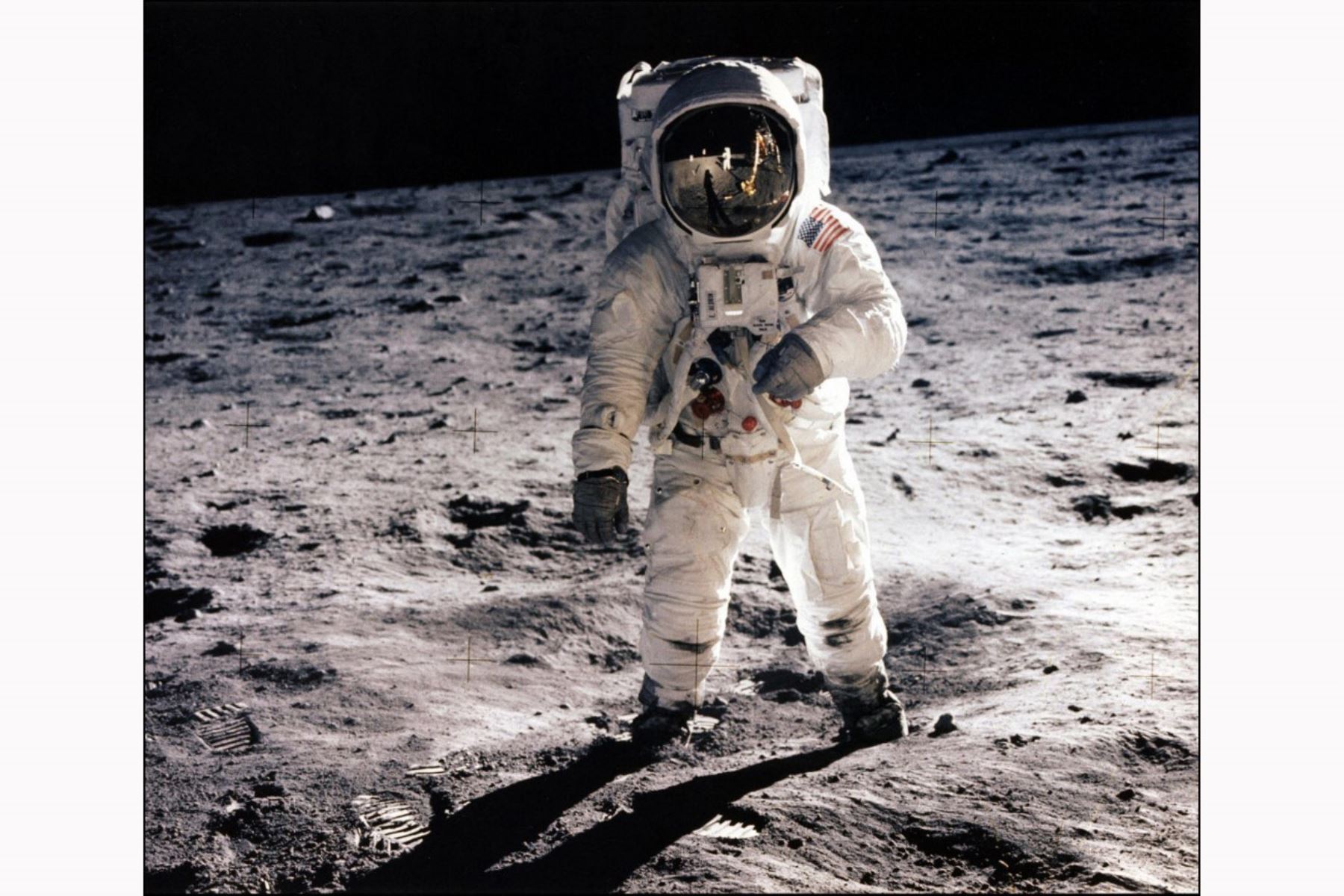 Fotografía tomada el 20 de julio de 1969 del astronauta Buzz Aldrin, piloto del módulo lunar, caminando sobre la superficie de la luna durante la actividad extravehicular (EVA) del Apolo 11. El astronauta Neil A. Armstrong tomó esta fotografía con una cámara de superficie lunar de 70 mm. Foto de la NASA / AFP