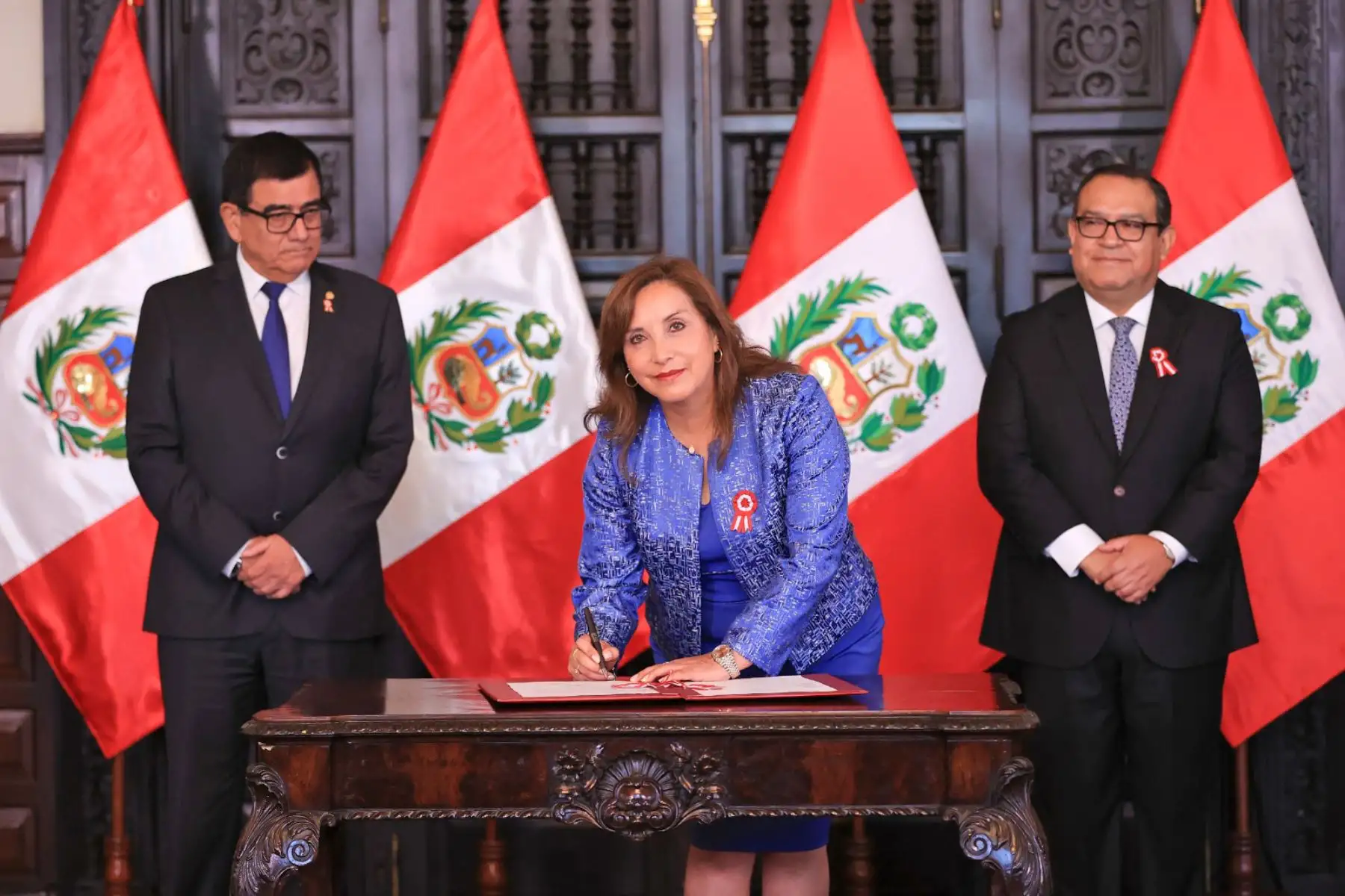 La presidenta Dina Boluarte, junto a los titulares de la Presidencia del Consejo de Ministros, Alberto Otárola y del Congreso de la República, José William, lidera la ceremonia de firma de autógrafa de la ley que crea la Autoridad Nacional de Infraestructura (ANIN). Foto: ANDINA/Prensa Presidencia
