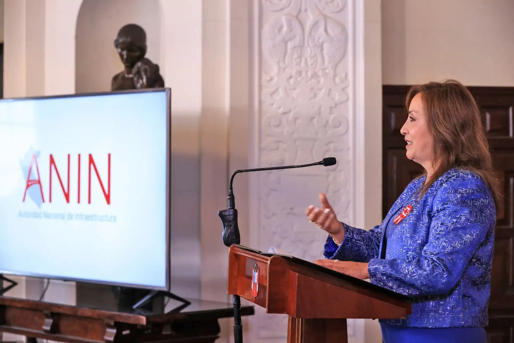 La presidenta Dina Boluarte, junto a los titulares de la Presidencia del Consejo de Ministros, Alberto Otárola y del Congreso de la República, José William, lidera la ceremonia de firma de autógrafa de la ley que crea la Autoridad Nacional de Infraestructura (ANIN). Foto: ANDINA/Prensa Presidencia