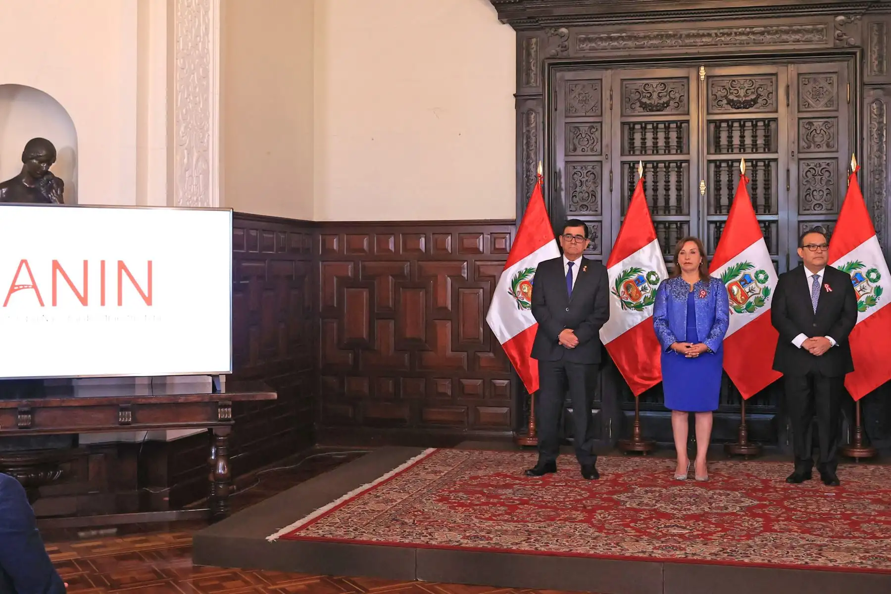 La presidenta Dina Boluarte, junto a los titulares de la Presidencia del Consejo de Ministros, Alberto Otárola y del Congreso de la República, José William, lidera la ceremonia de firma de autógrafa de la ley que crea la Autoridad Nacional de Infraestructura (ANIN). Foto: ANDINA/Prensa Presidencia